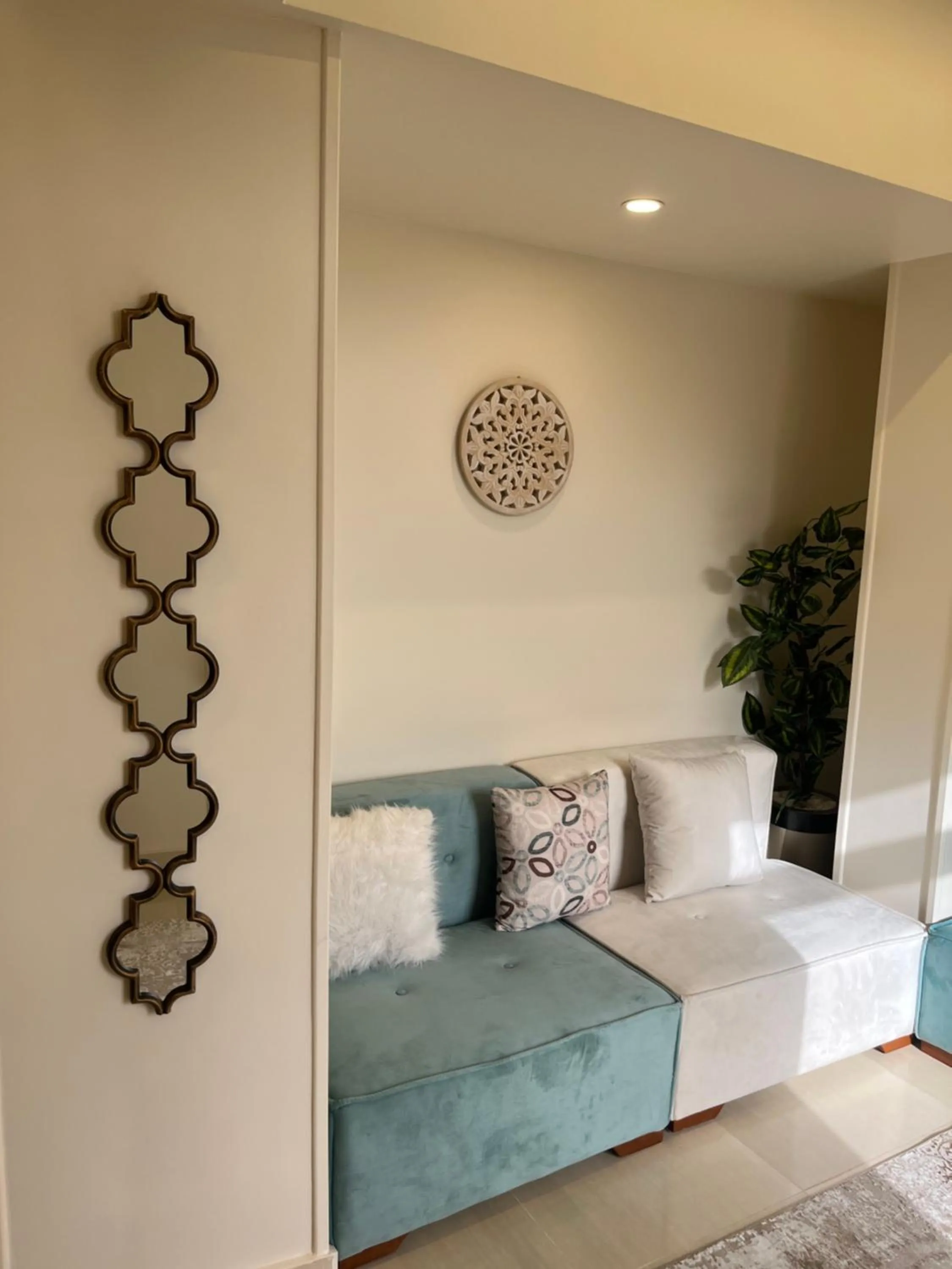 Seating area in The Gate Hotel Front Pyramids & Sphinx View