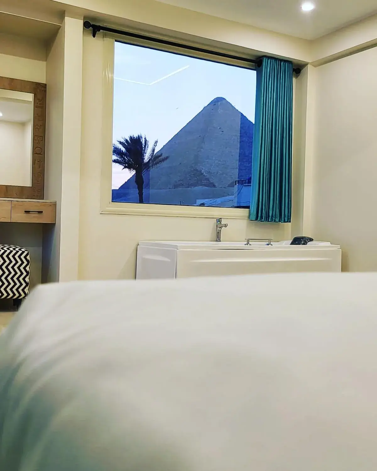 Bed in The Gate Hotel Front Pyramids & Sphinx View Bed in The Gate Hotel Front Pyramids & Sphinx View