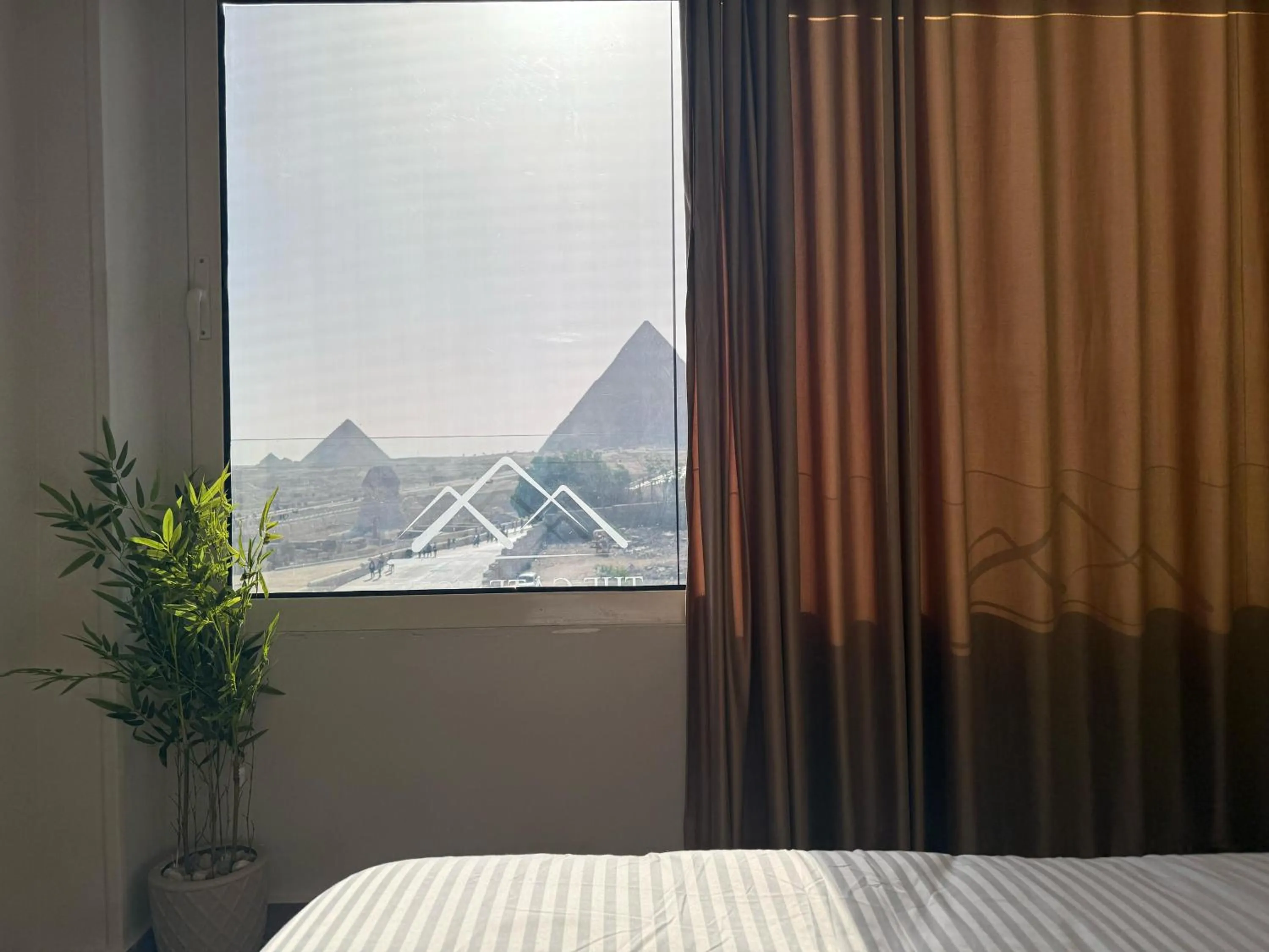 Landmark view, Bed in The Gate Hotel Front Pyramids & Sphinx View