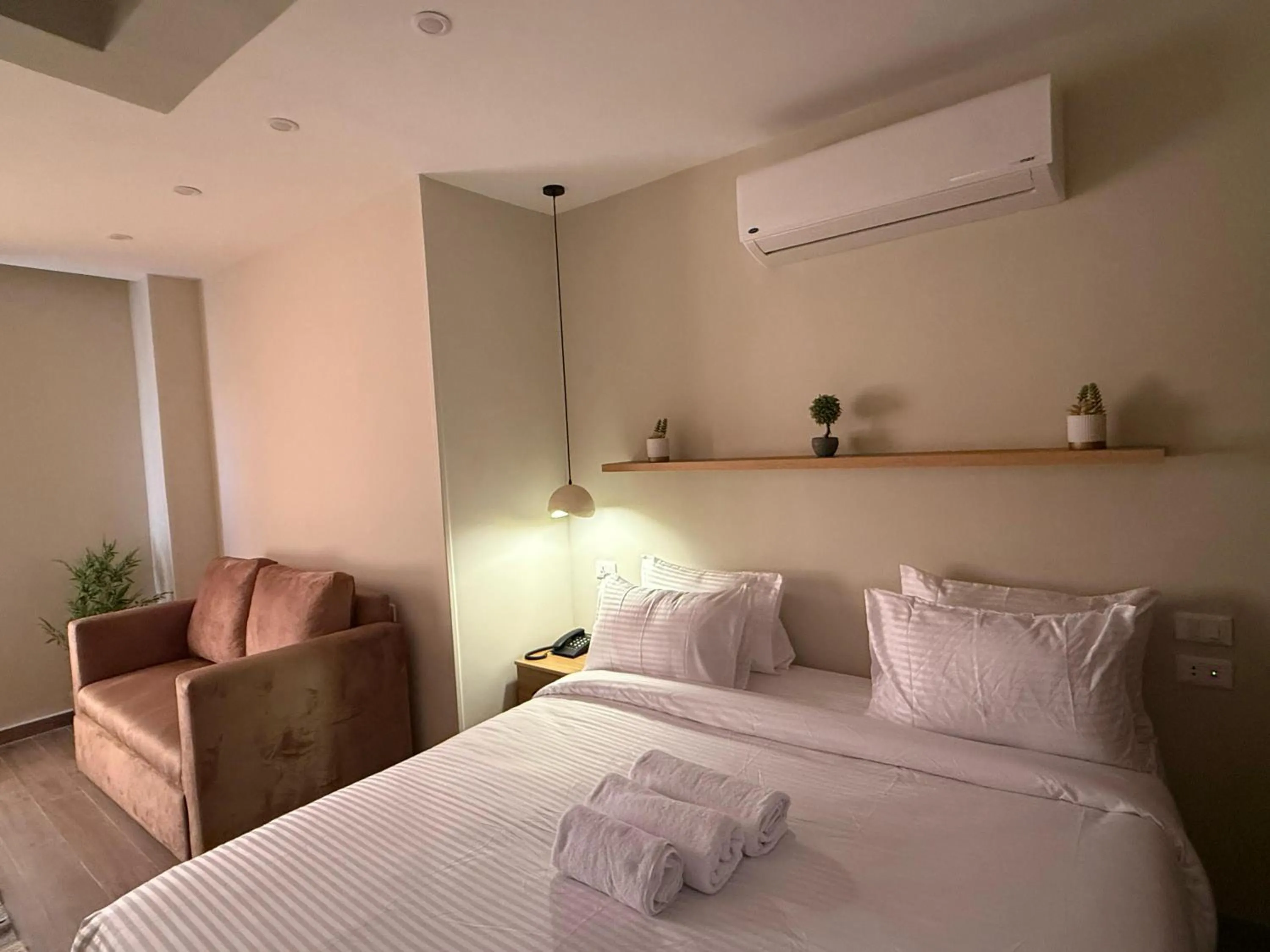 Bed in The Gate Hotel Front Pyramids & Sphinx View