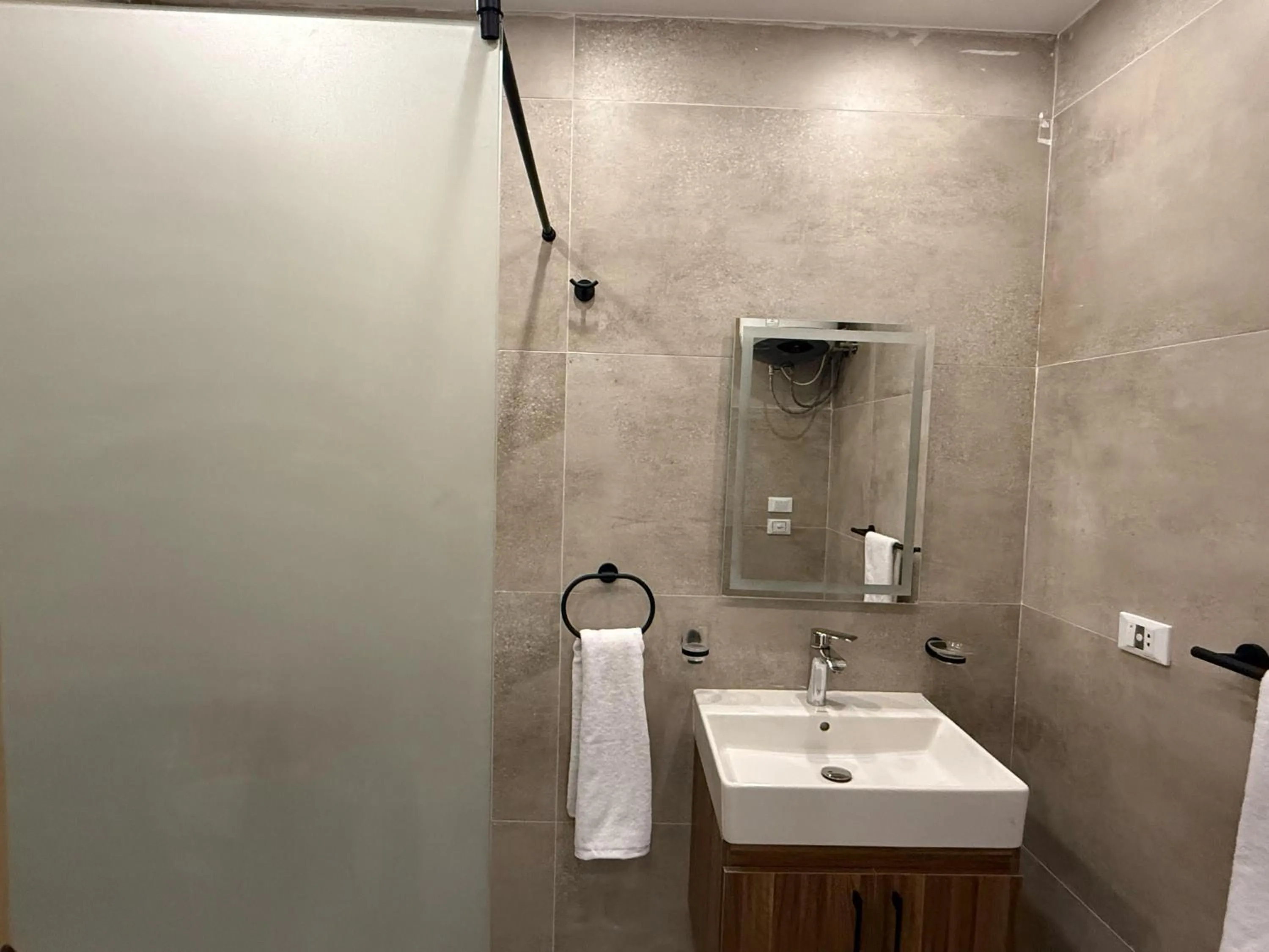 Shower in The Gate Hotel Front Pyramids & Sphinx View