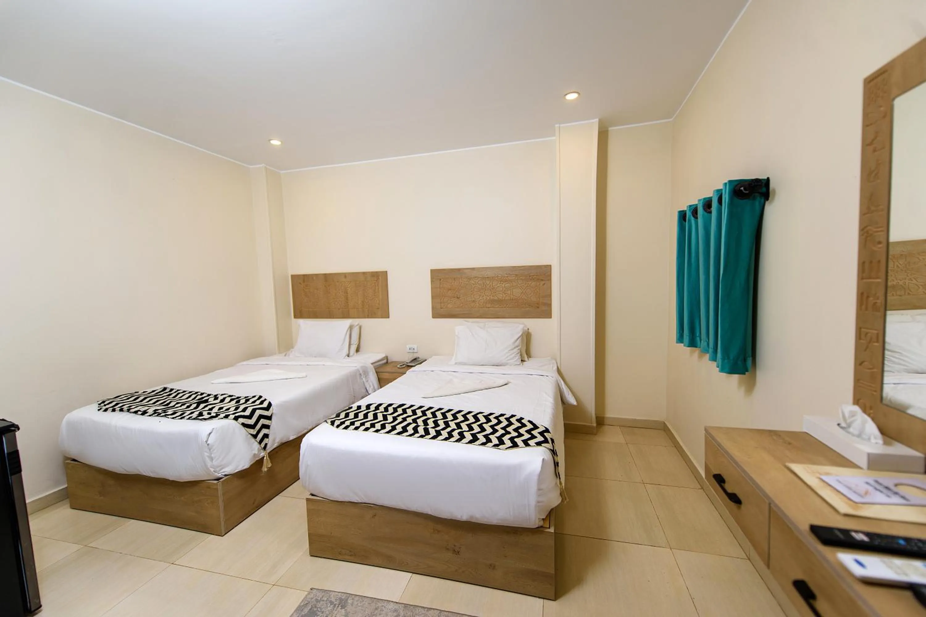 Bed in The Gate Hotel Front Pyramids & Sphinx View