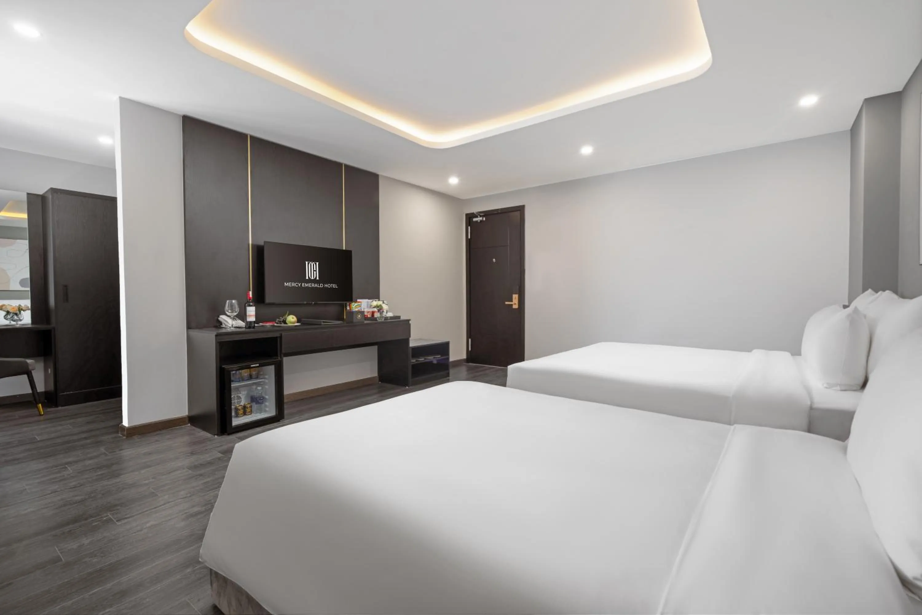 Photo of the whole room, Bed in Mercy Emerald Hotel