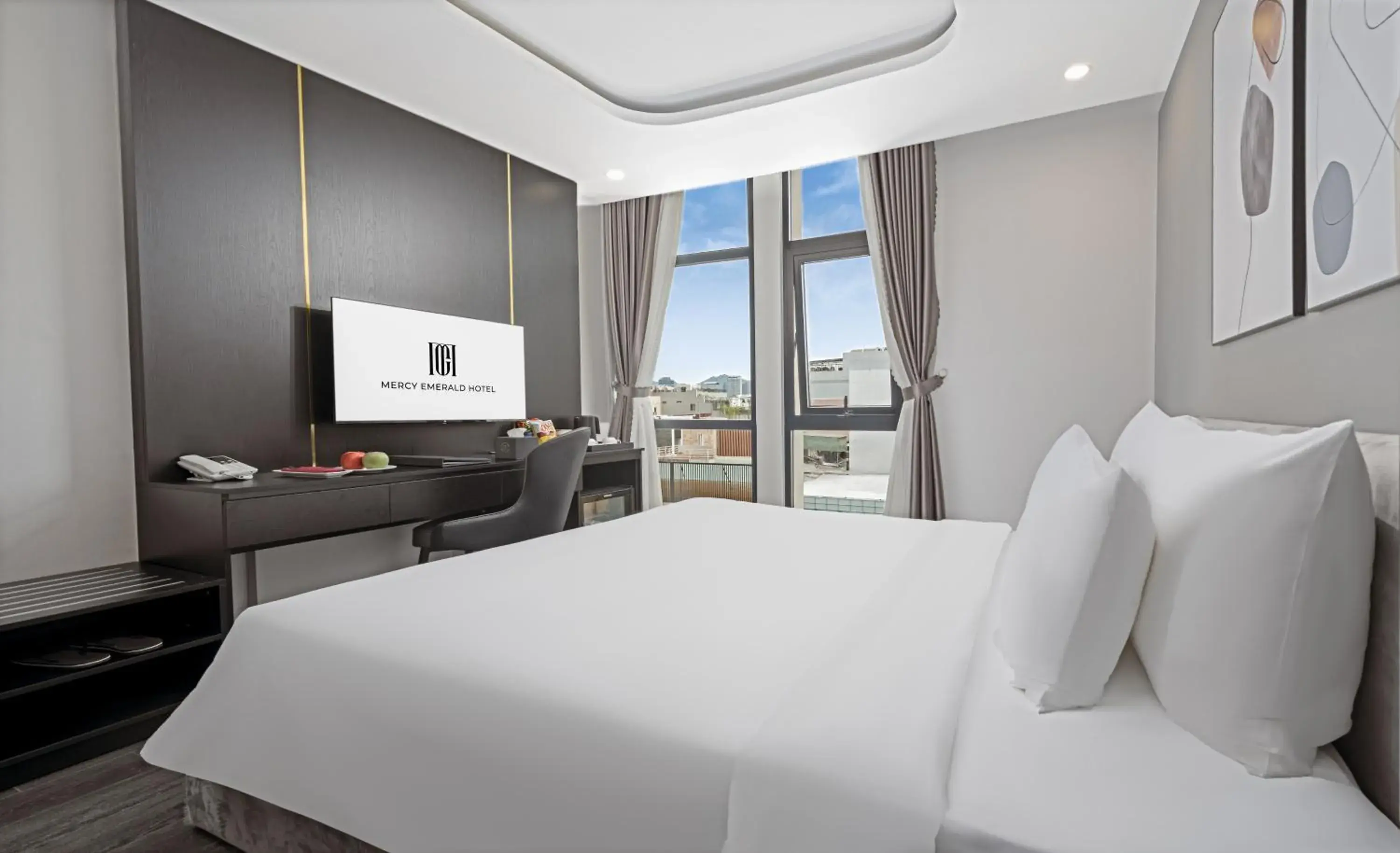 Deluxe Queen Room in Mercy Emerald Hotel Deluxe Queen Room in Mercy Emerald Hotel