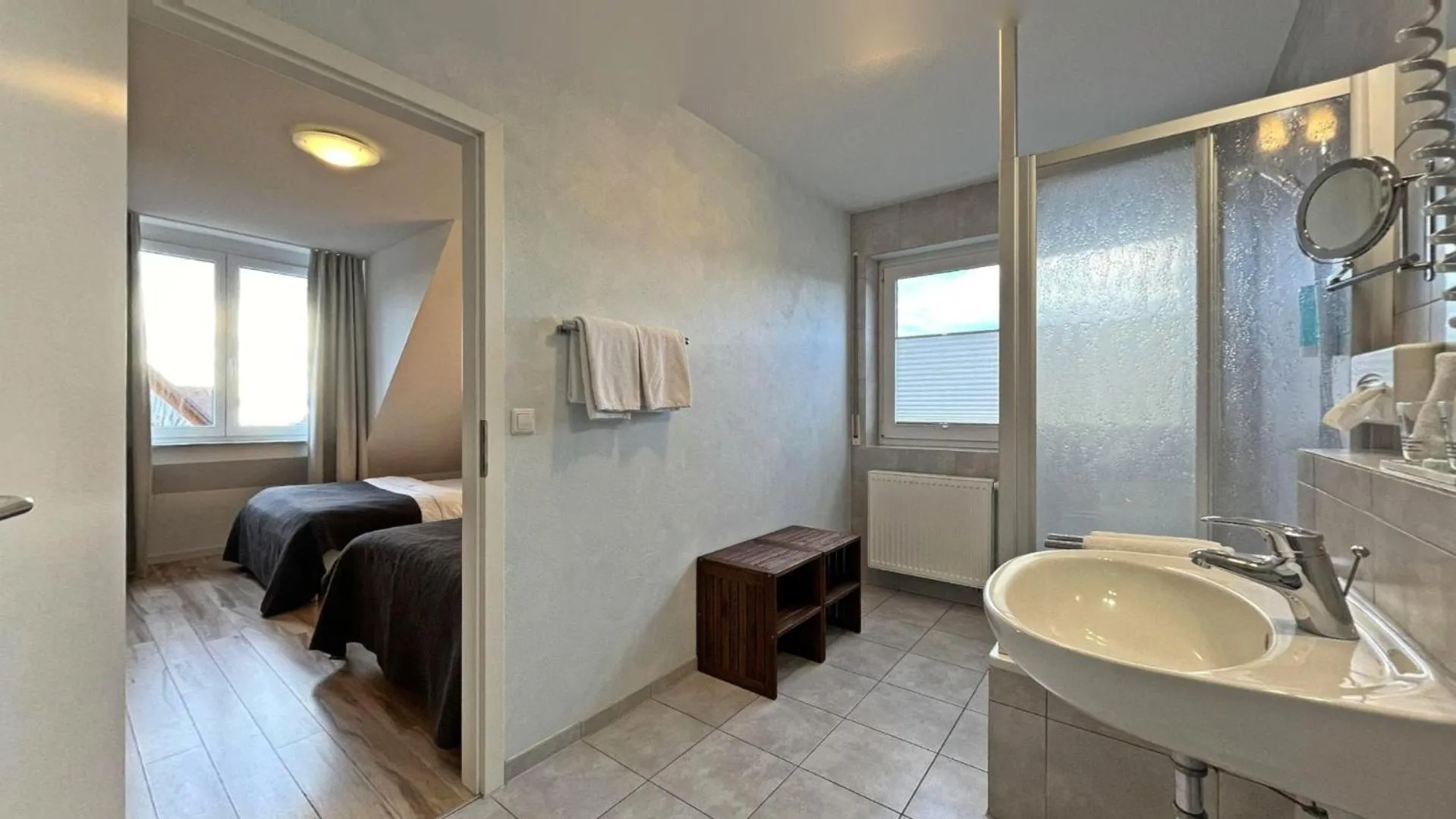Bathroom, Bed in Bodenseehotel Renn