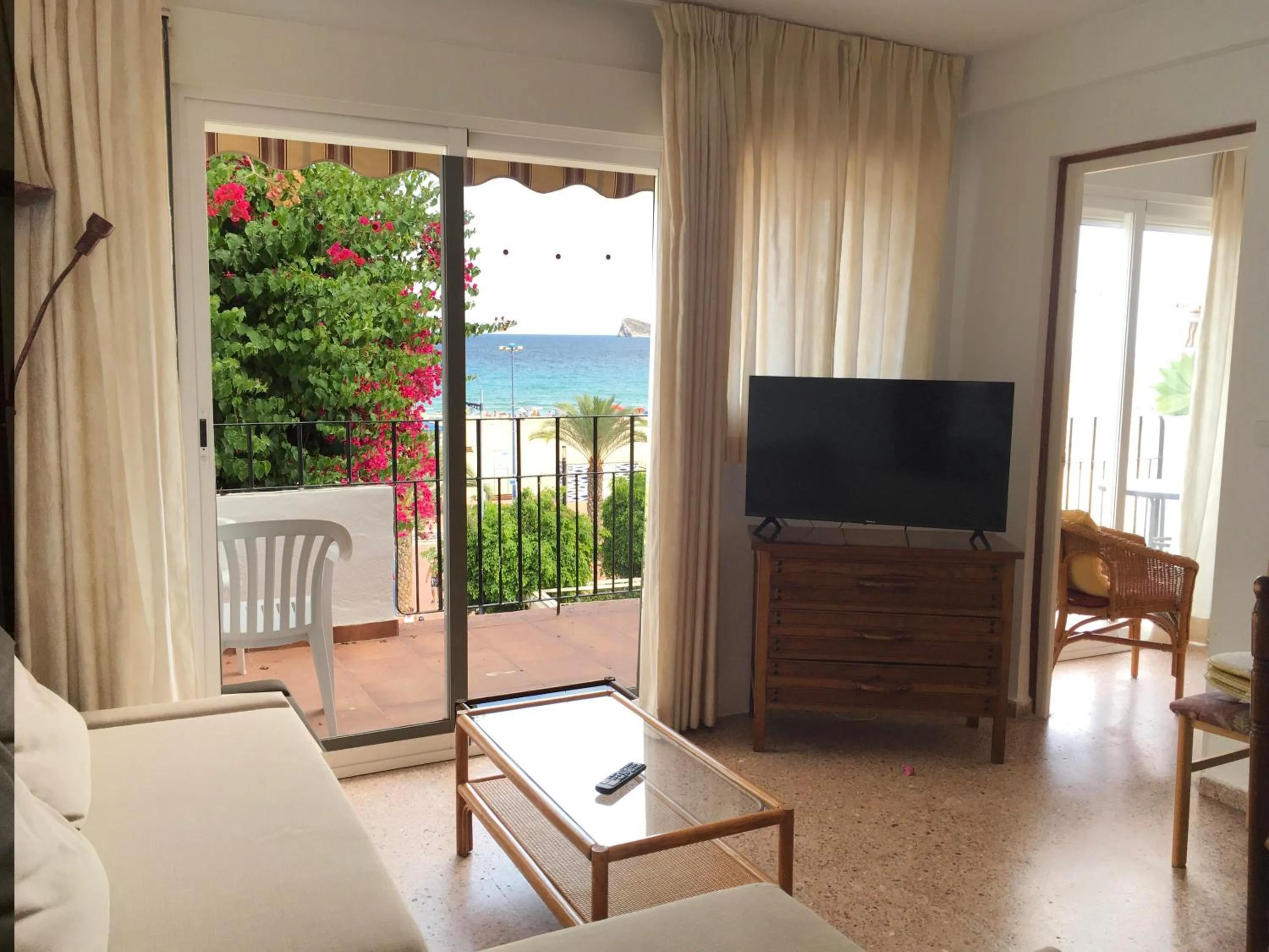 Communal lounge/ TV room in Apartamentos Bahia
