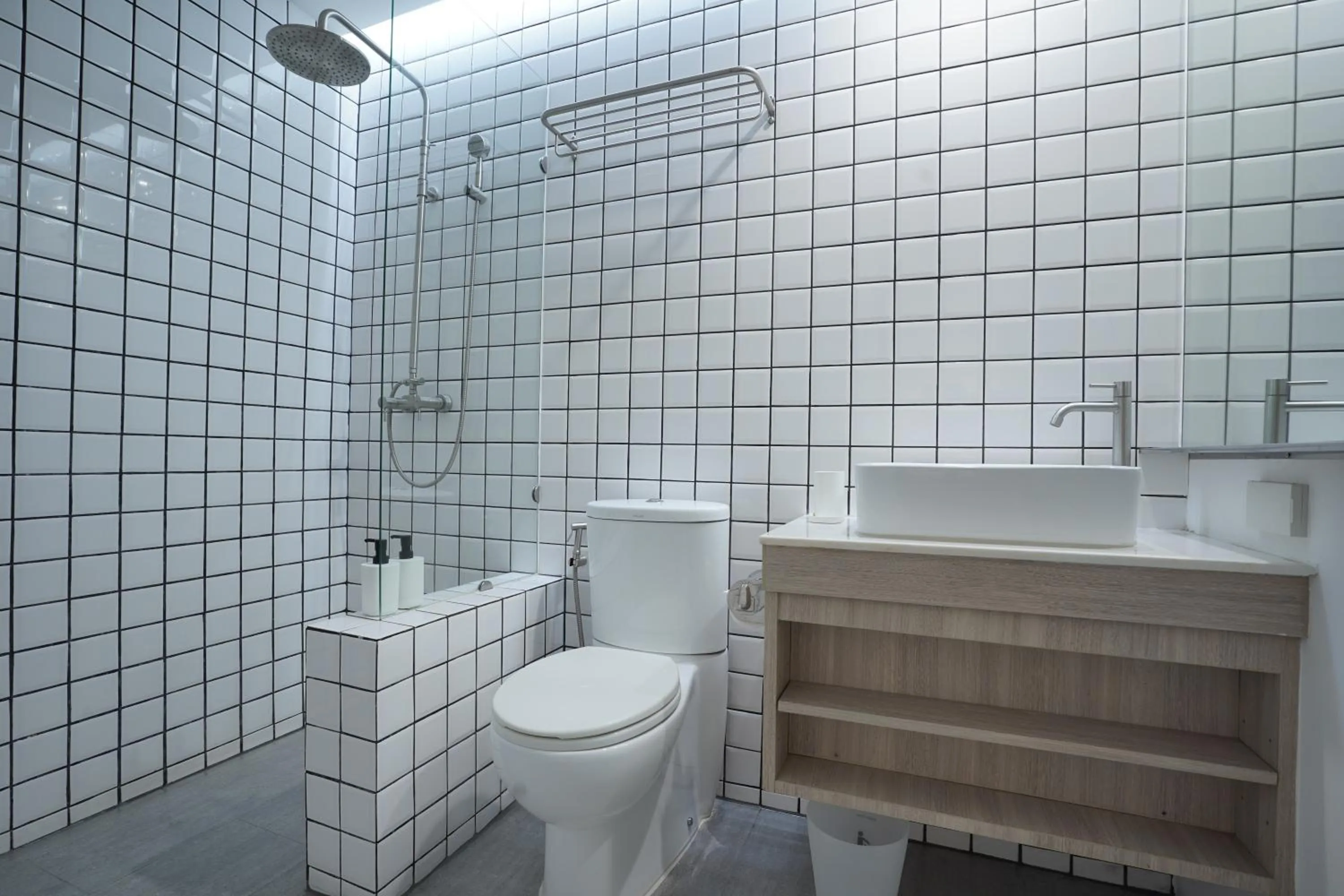 Shower in E11 Hotel - BTS Punnawithi