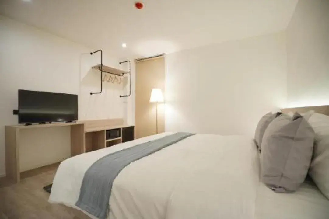 Photo of the whole room, Bed in E11 Hotel - BTS Punnawithi Photo of the whole room, Bed in E11 Hotel - BTS Punnawithi