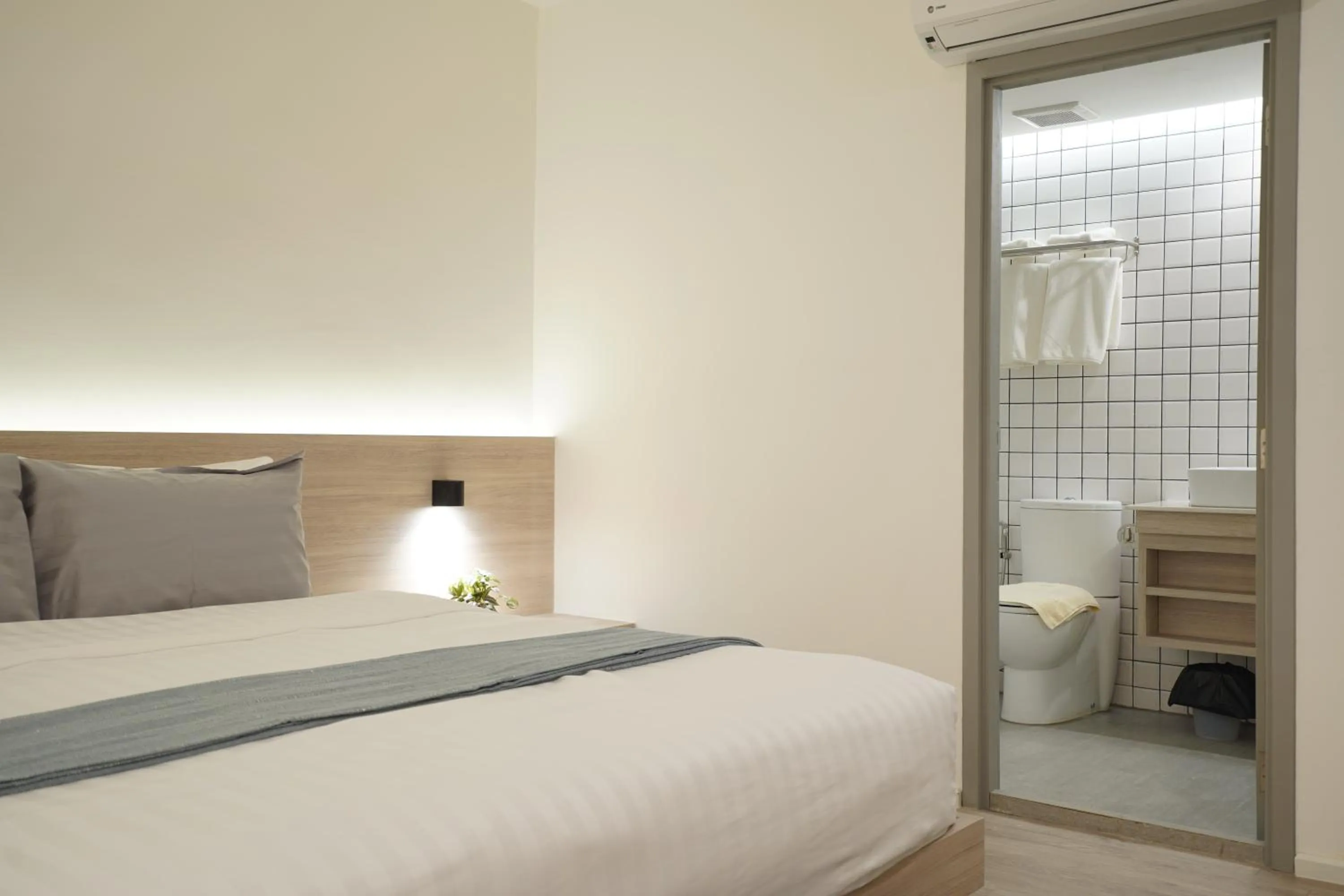 Photo of the whole room, Bed in E11 Hotel - BTS Punnawithi