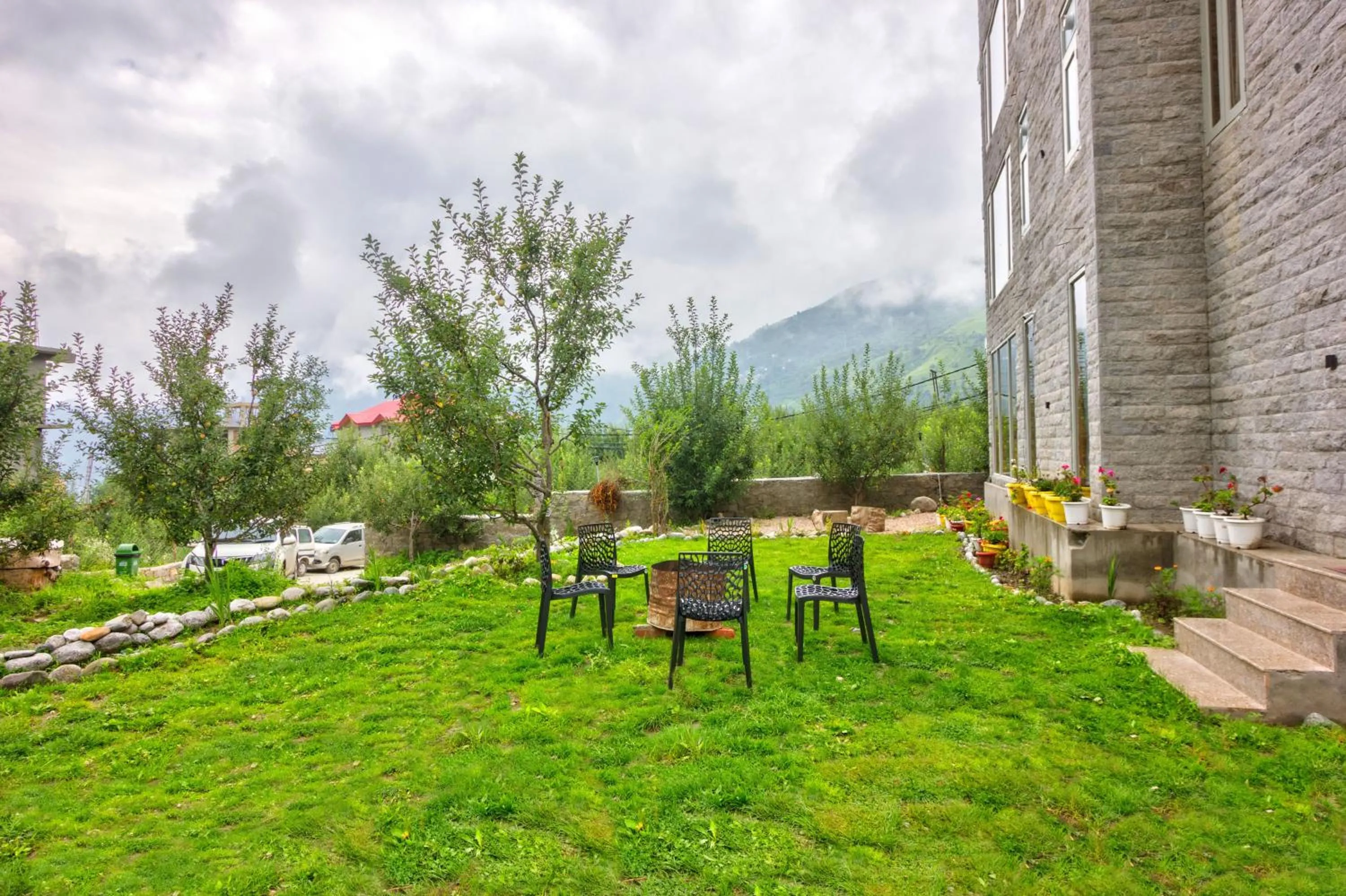 Garden in La Aero Resort Home in Snow Mountains