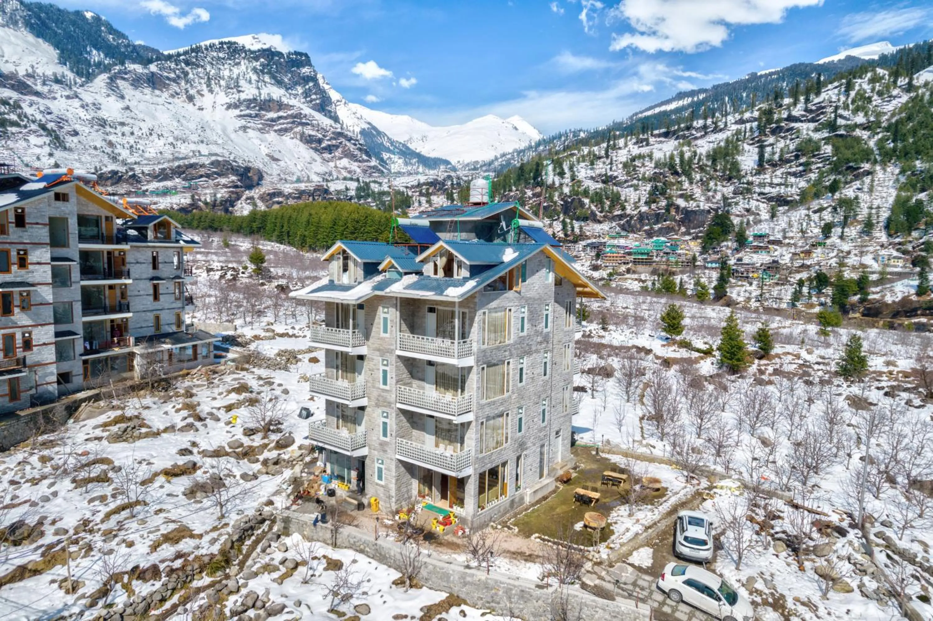 Property building in La Aero Resort Home in Snow Mountains