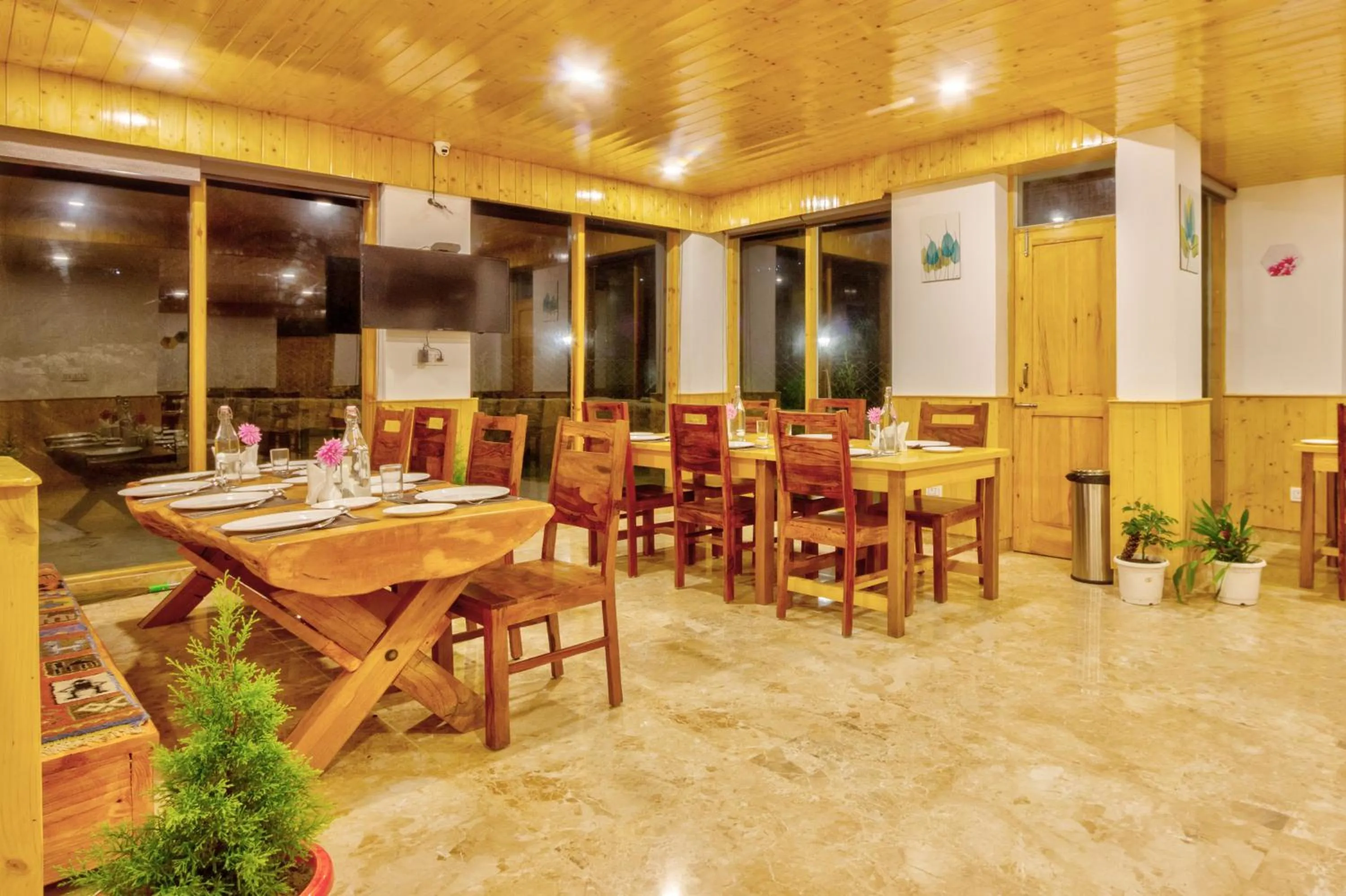 Restaurant/places to eat in La Aero Resort Home in Snow Mountains