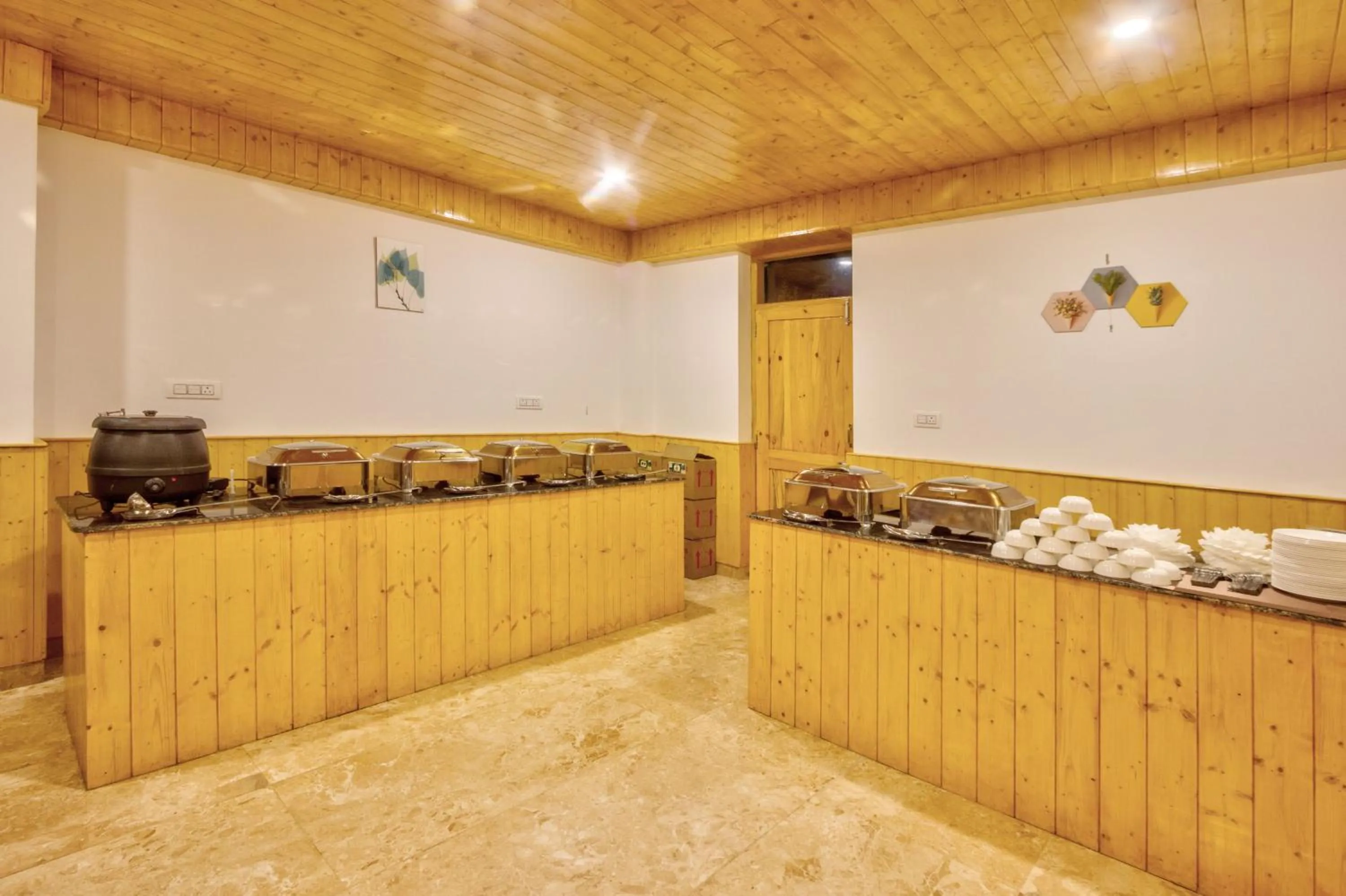 Restaurant/places to eat in La Aero Resort Home in Snow Mountains