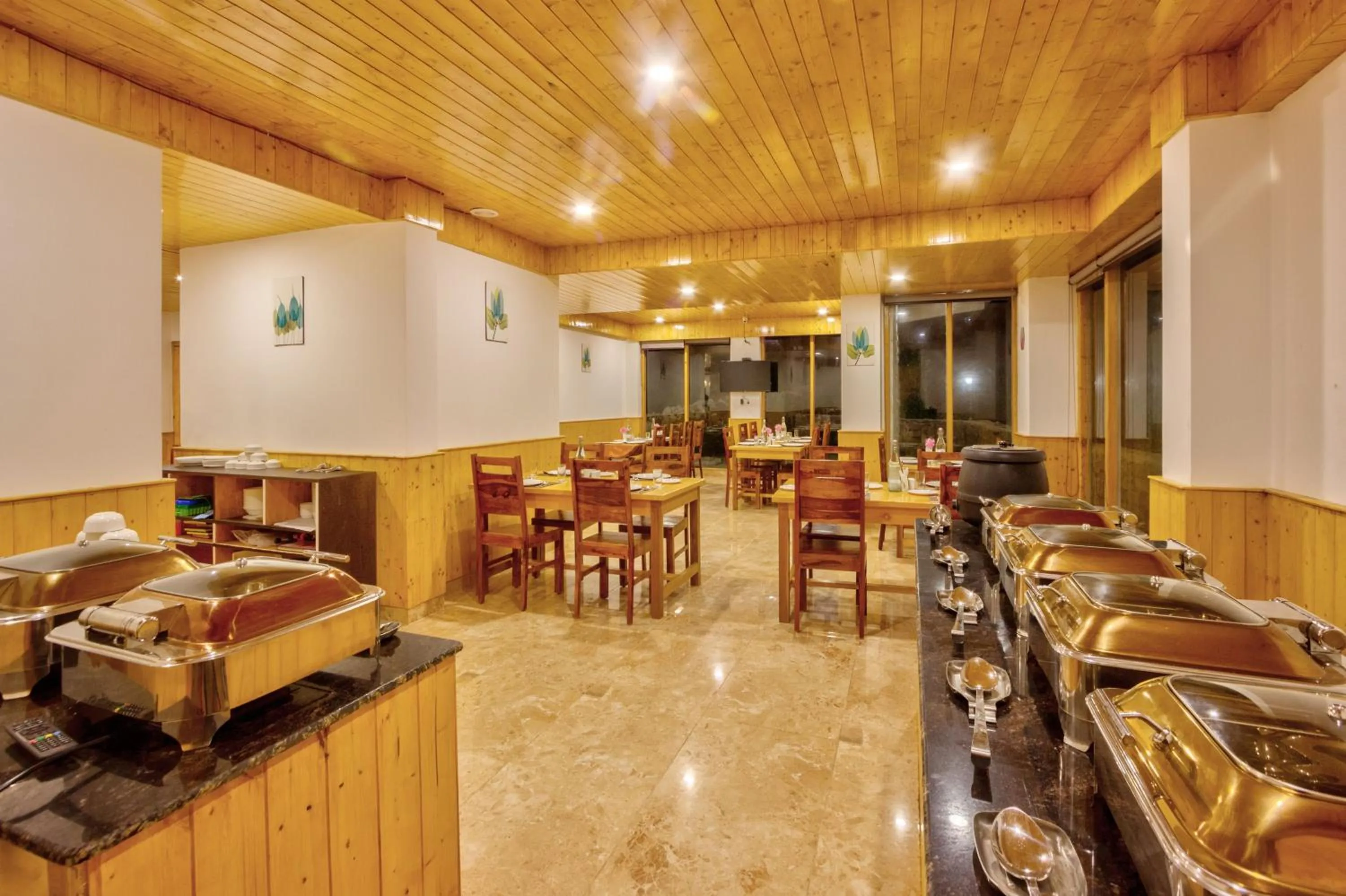 Restaurant/places to eat in La Aero Resort Home in Snow Mountains