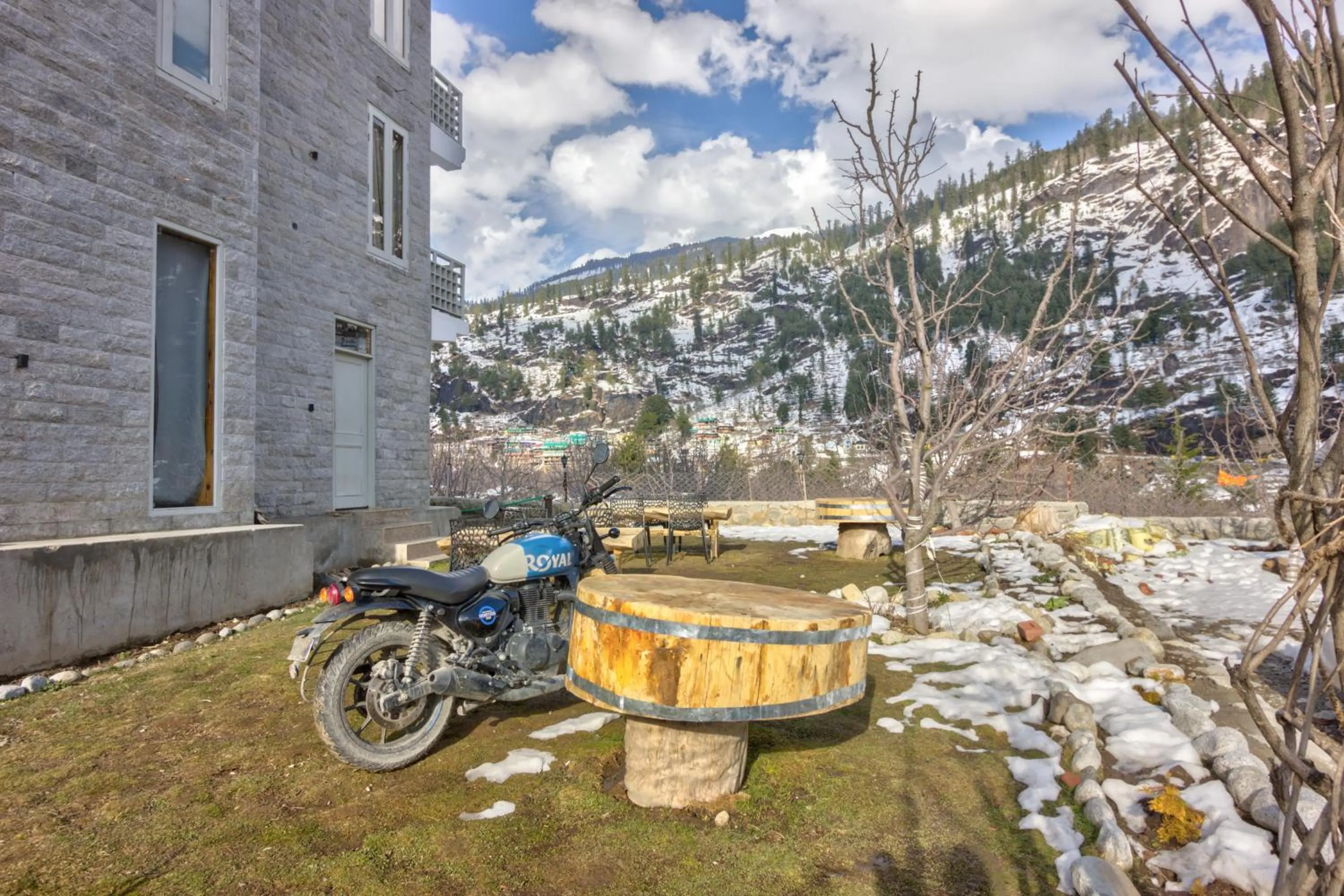 Day in La Aero Resort Home in Snow Mountains