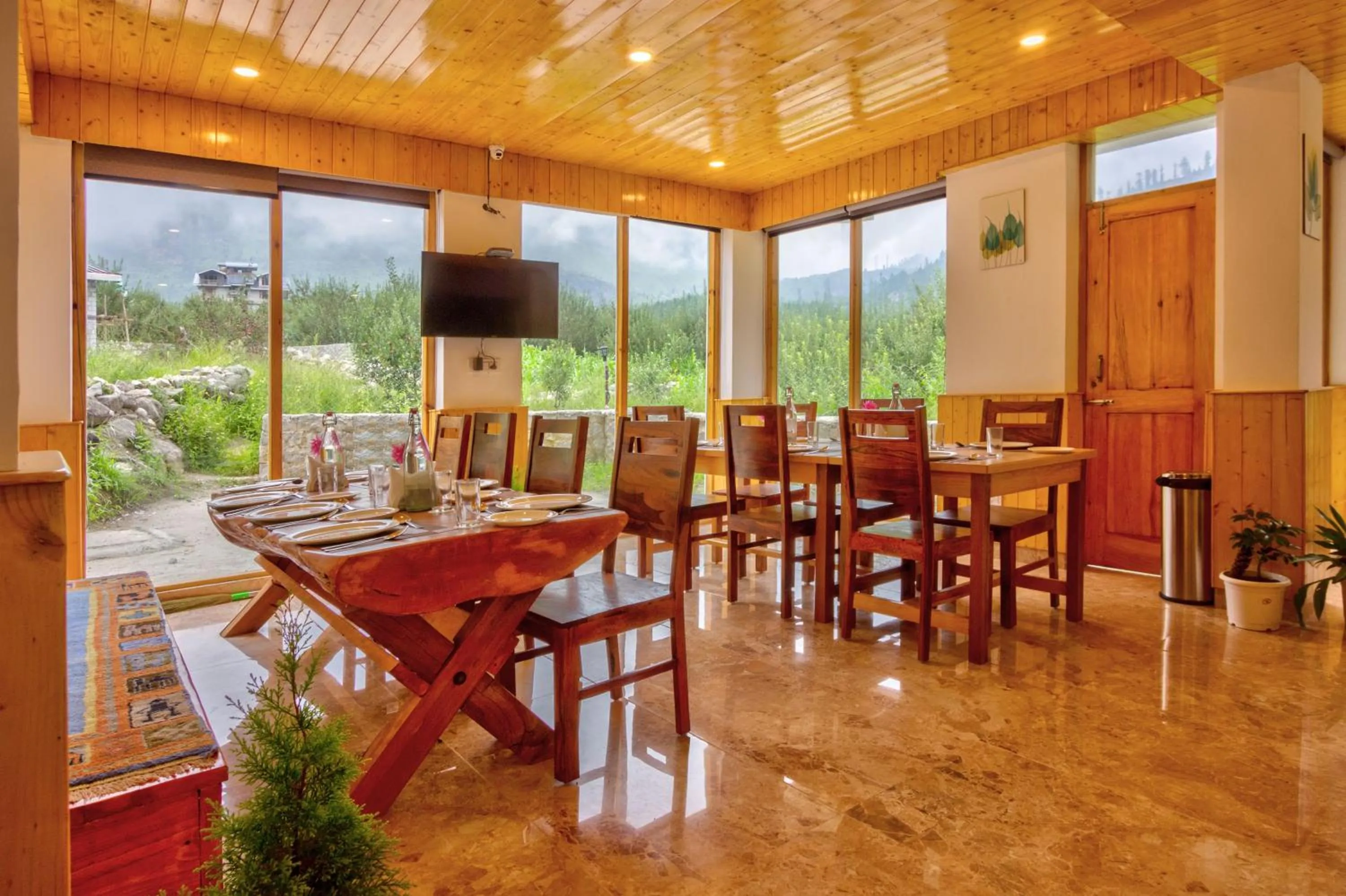 Dining area in La Aero Resort Home in Snow Mountains