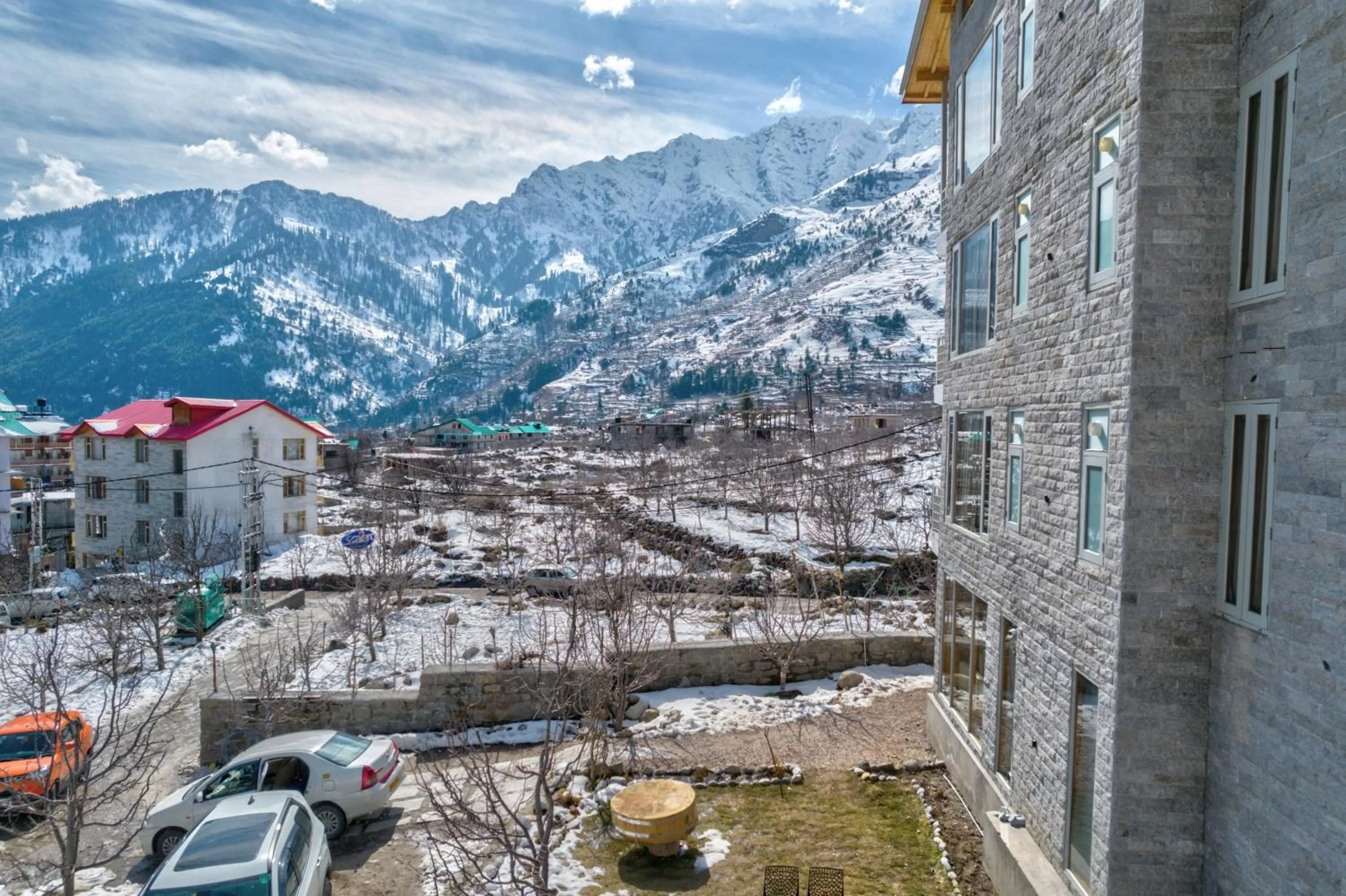 Day in La Aero Resort Home in Snow Mountains