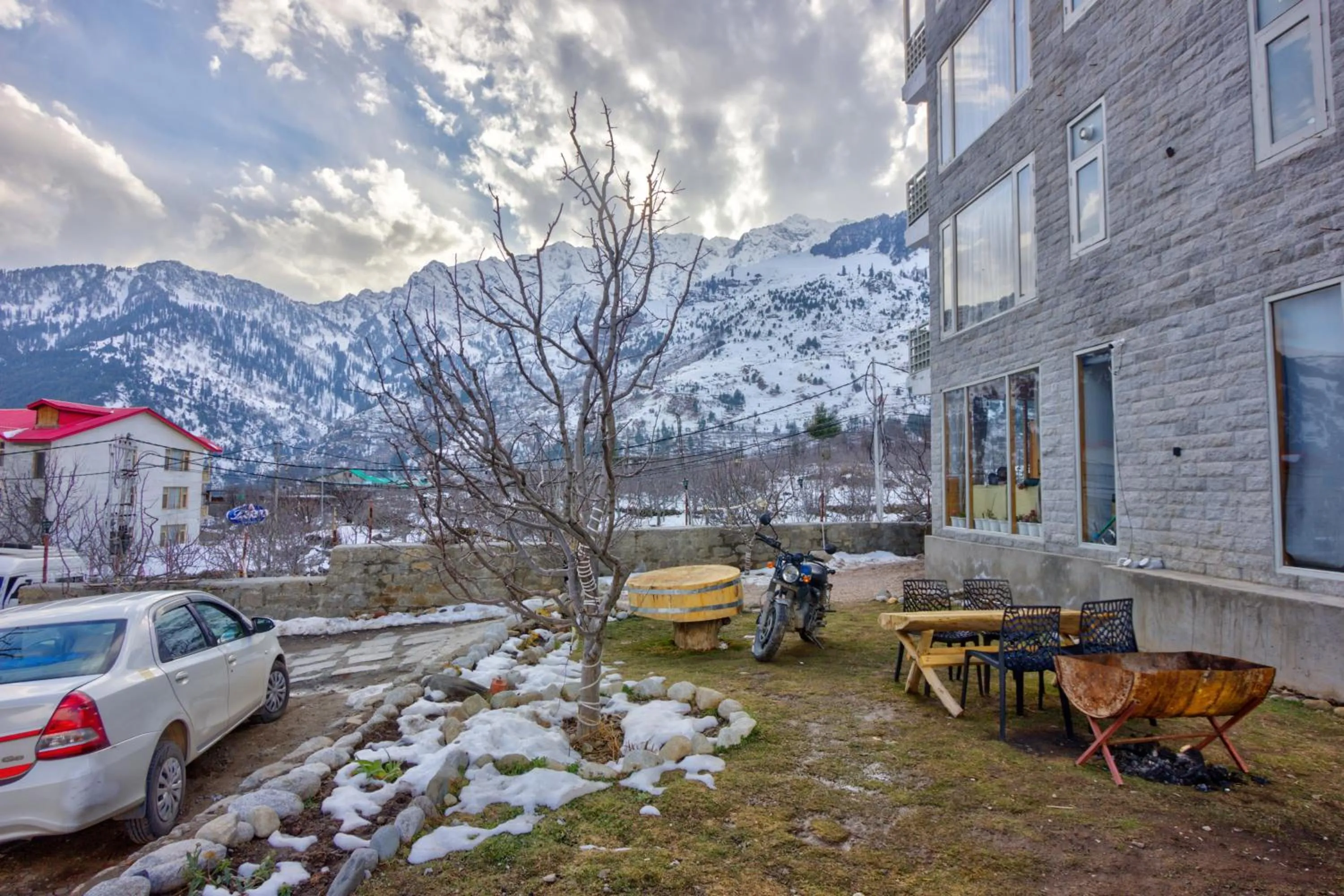 Parking in La Aero Resort Home in Snow Mountains