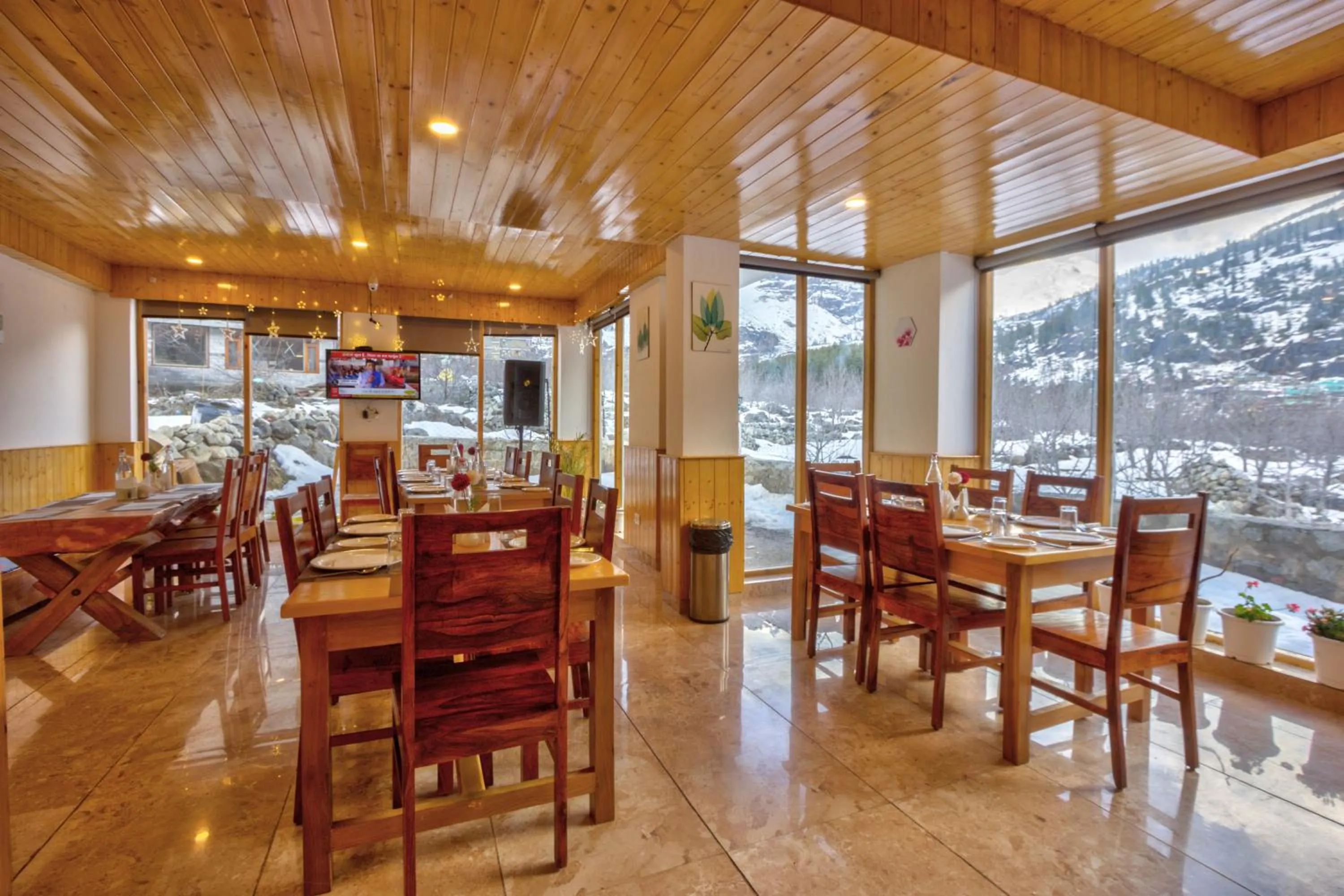 Restaurant/places to eat in La Aero Resort Home in Snow Mountains