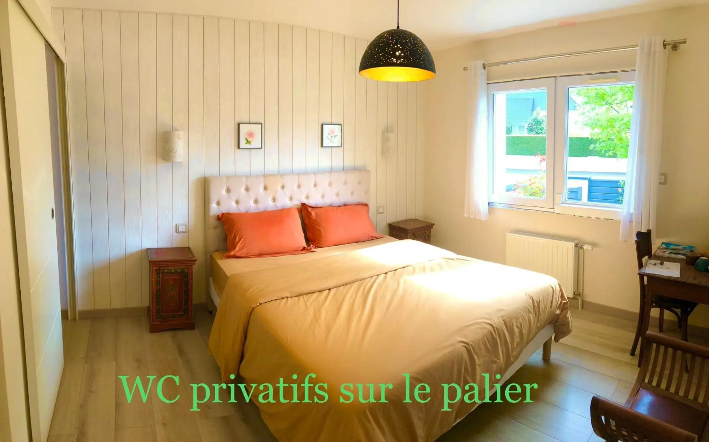 Bed in Chambre d'hôte "Les Roses de Séné"