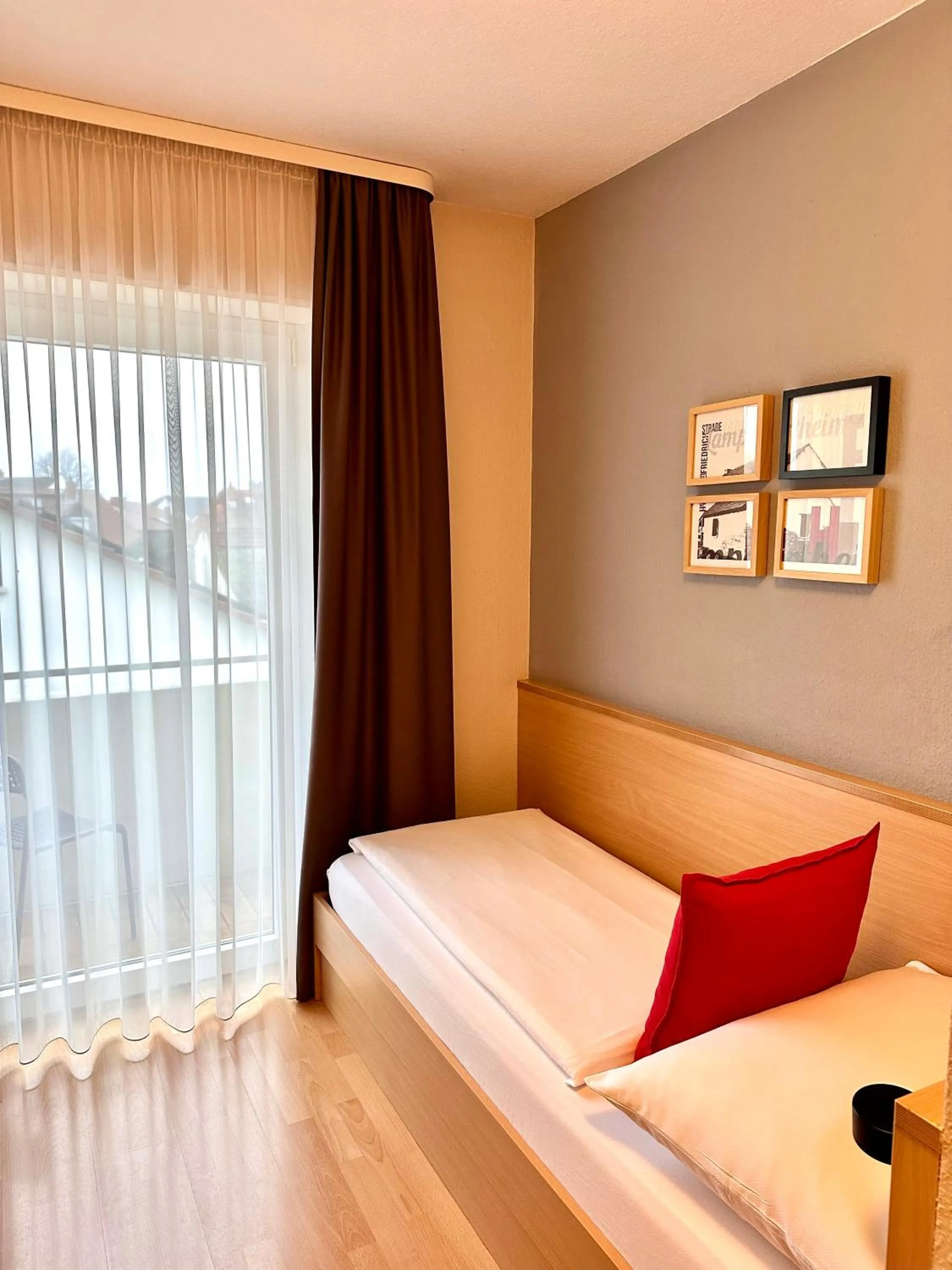 Single Room with Balcony - single occupancy in Hotel Friedrichstraße