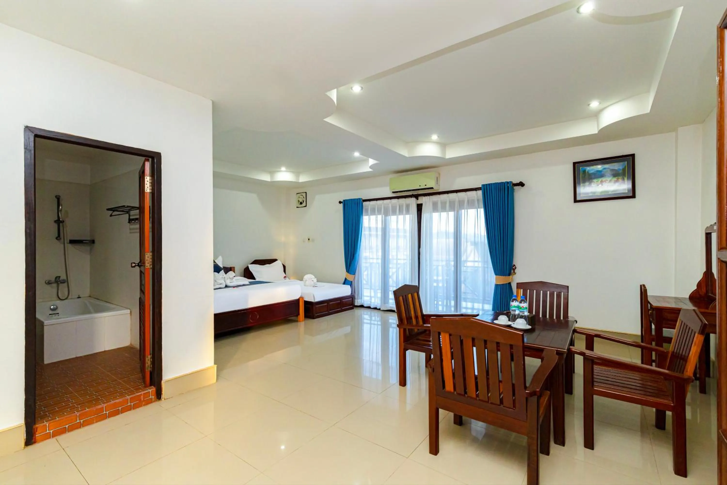 Photo of the whole room, Bed in Lisha The Grand Riverside Hotel