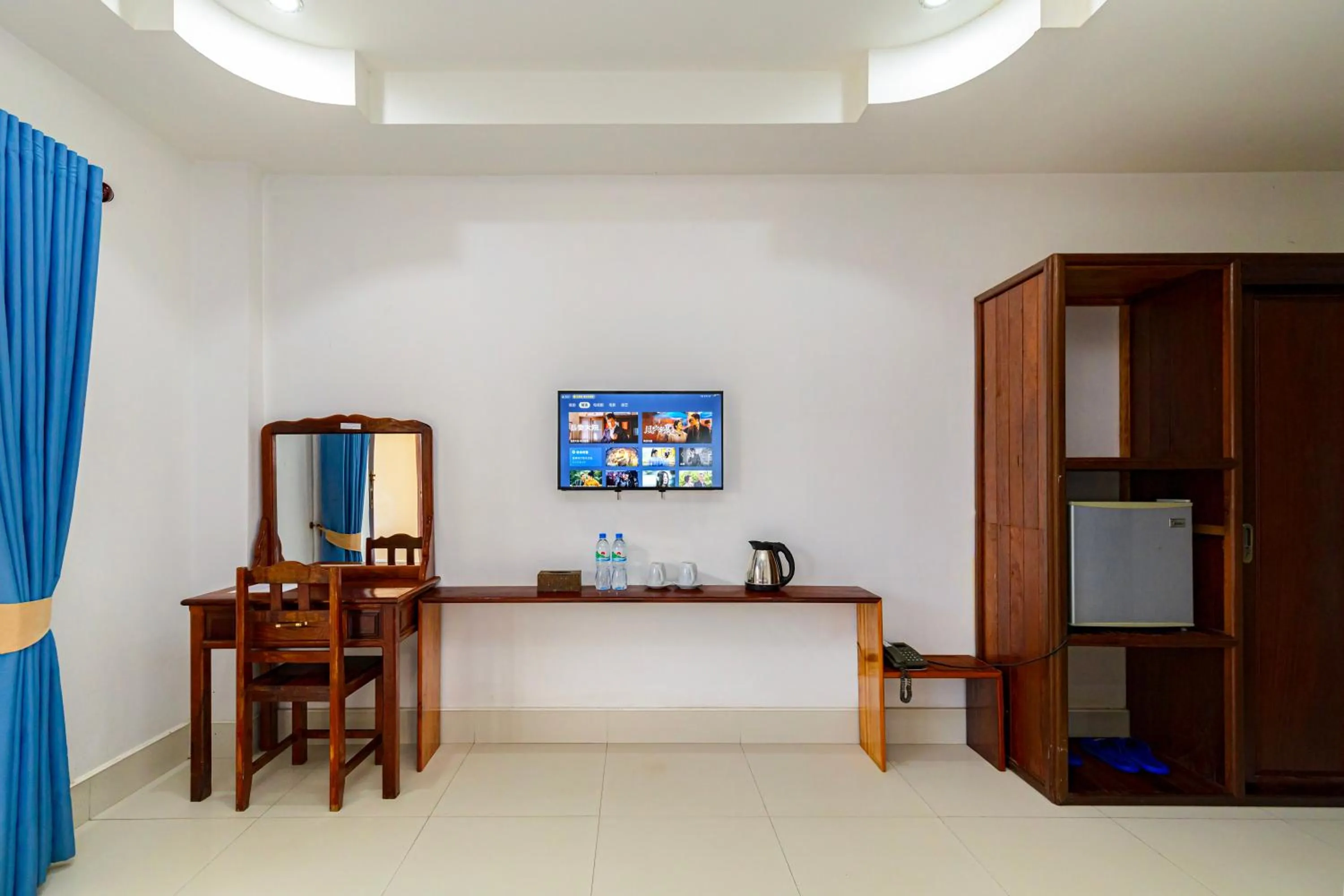 wardrobe in Lisha The Grand Riverside Hotel