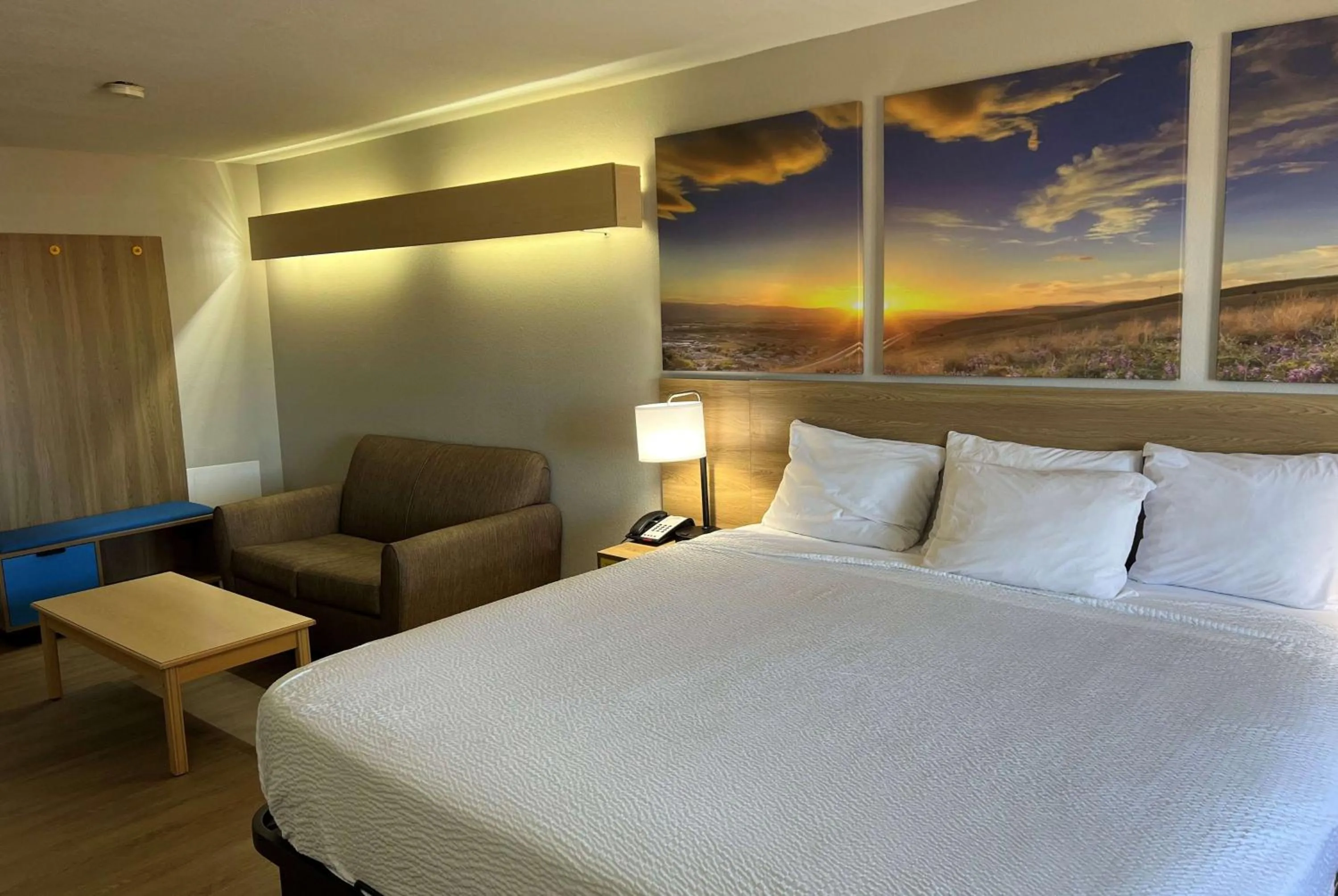 Photo of the whole room, Bed in Days Inn & Suites by Wyndham Hutchinson