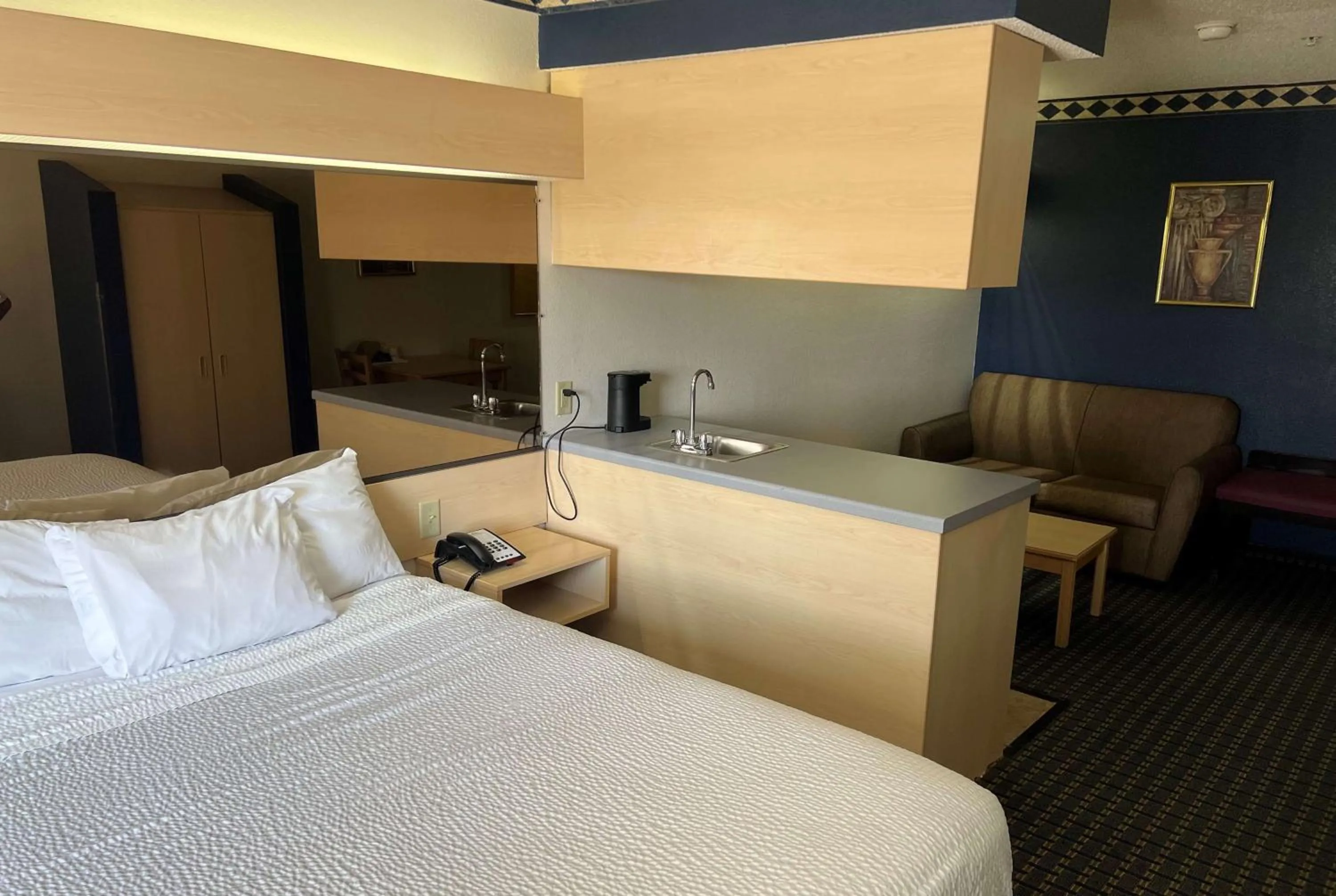 Photo of the whole room, Bed in Days Inn & Suites by Wyndham Hutchinson