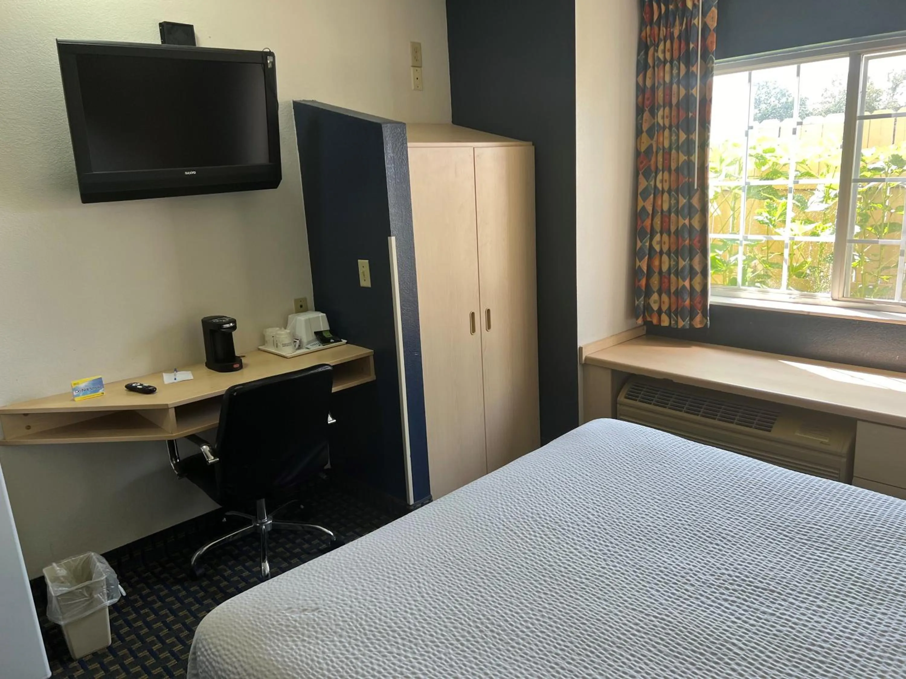 Bedroom, Bed in Days Inn & Suites by Wyndham Hutchinson