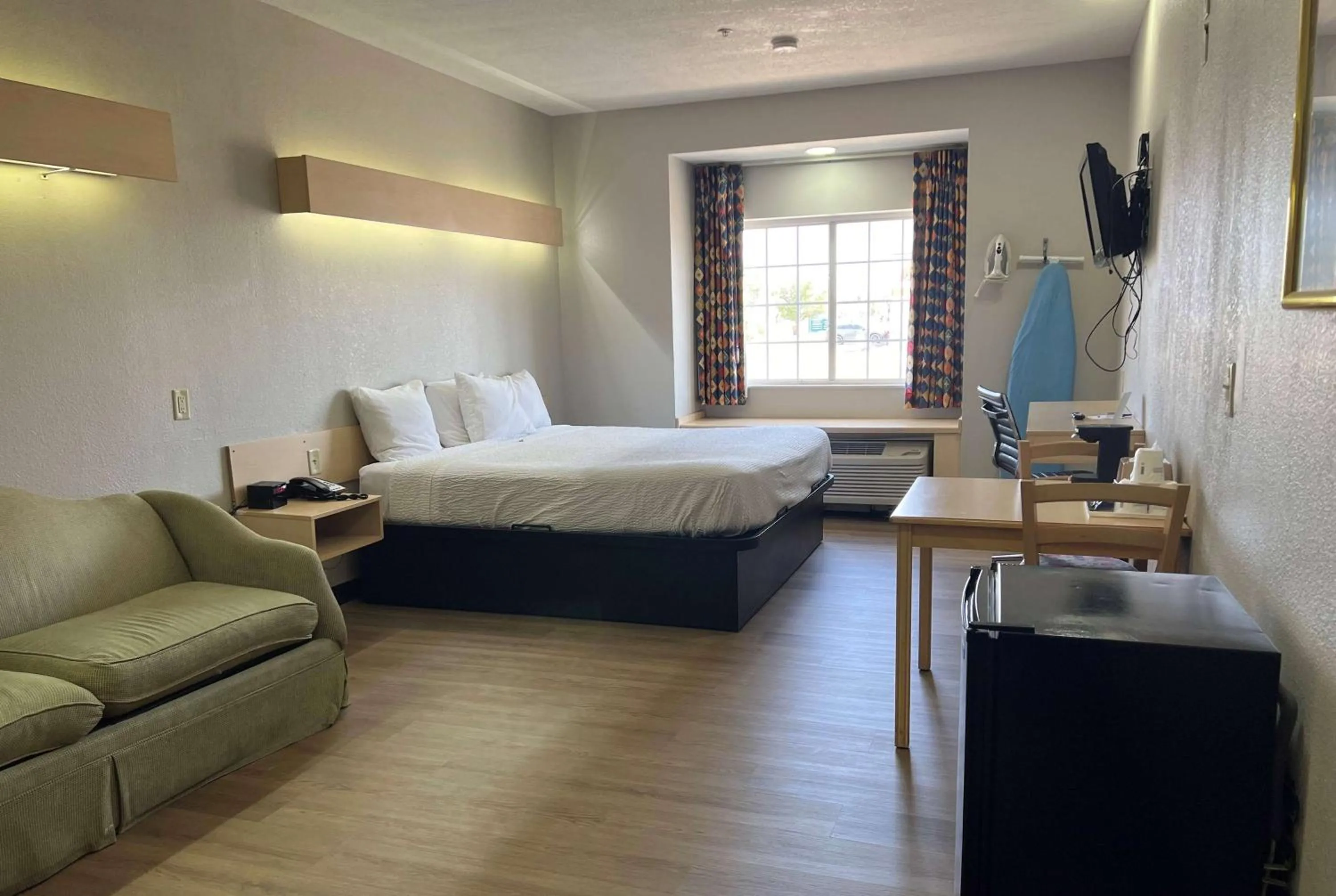 Photo of the whole room, Bed in Days Inn & Suites by Wyndham Hutchinson