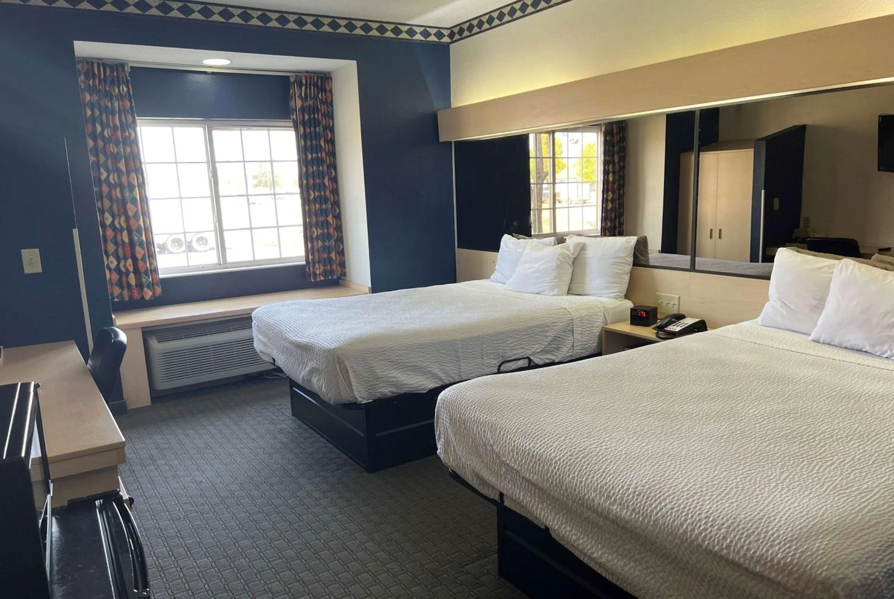 Photo of the whole room, Bed in Days Inn & Suites by Wyndham Hutchinson