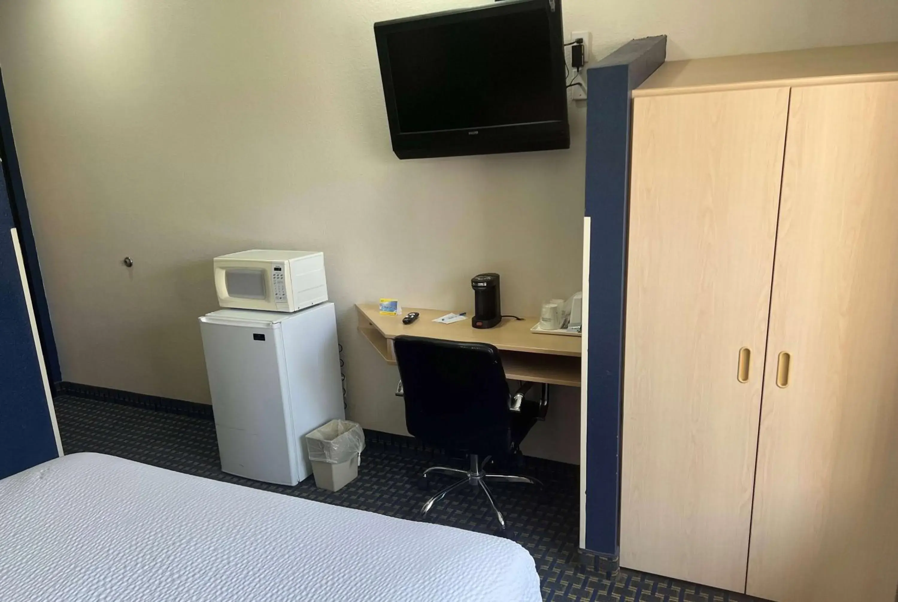 Photo of the whole room, Bed in Days Inn & Suites by Wyndham Hutchinson Photo of the whole room, Bed in Days Inn & Suites by Wyndham Hutchinson