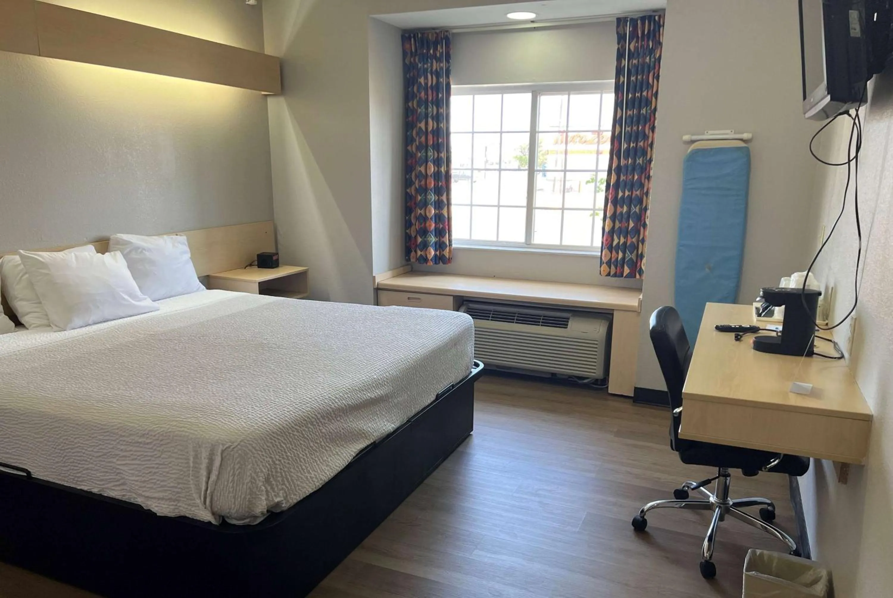 Photo of the whole room, Bed in Days Inn & Suites by Wyndham Hutchinson