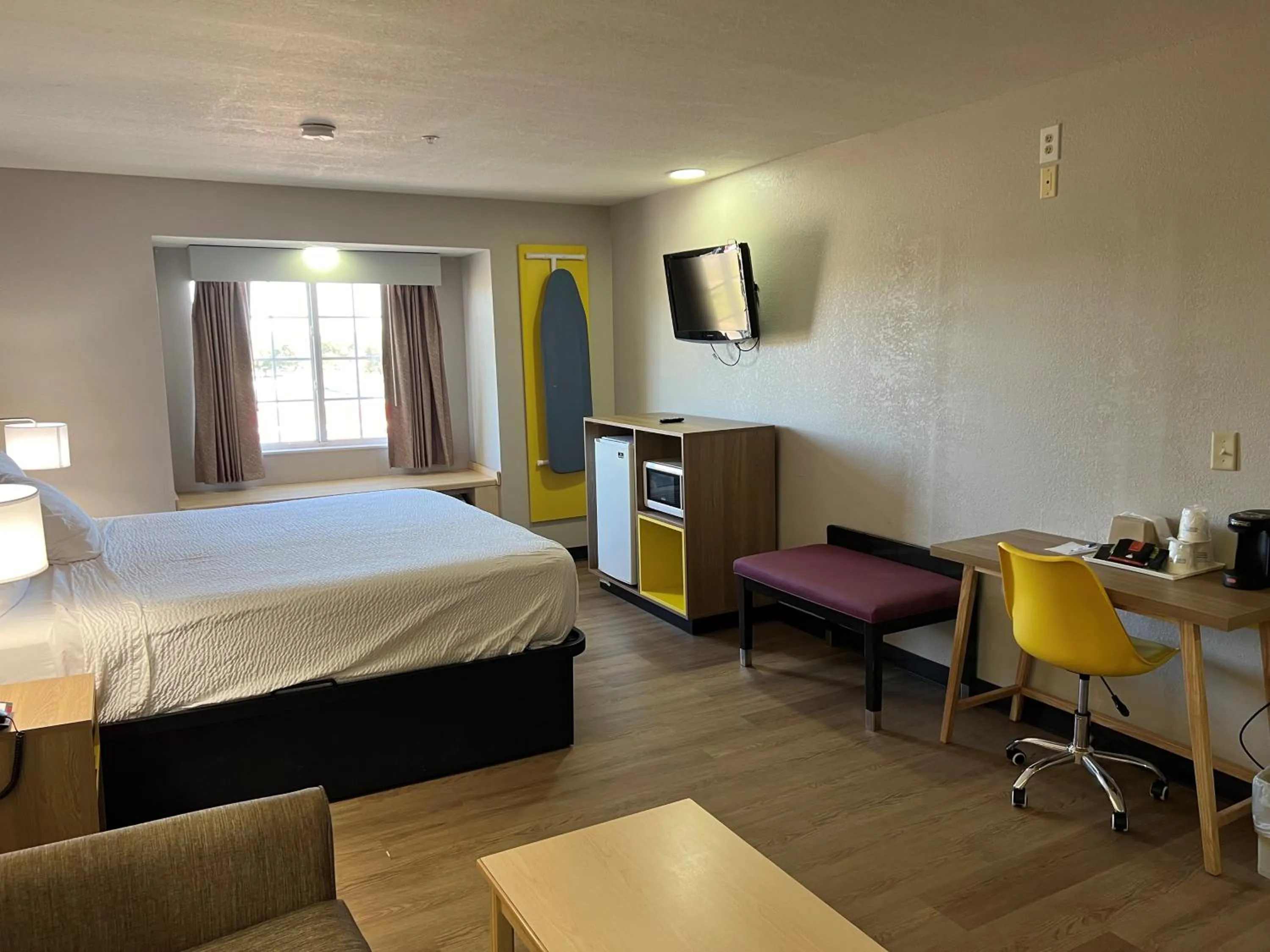 Bed in Days Inn & Suites by Wyndham Hutchinson