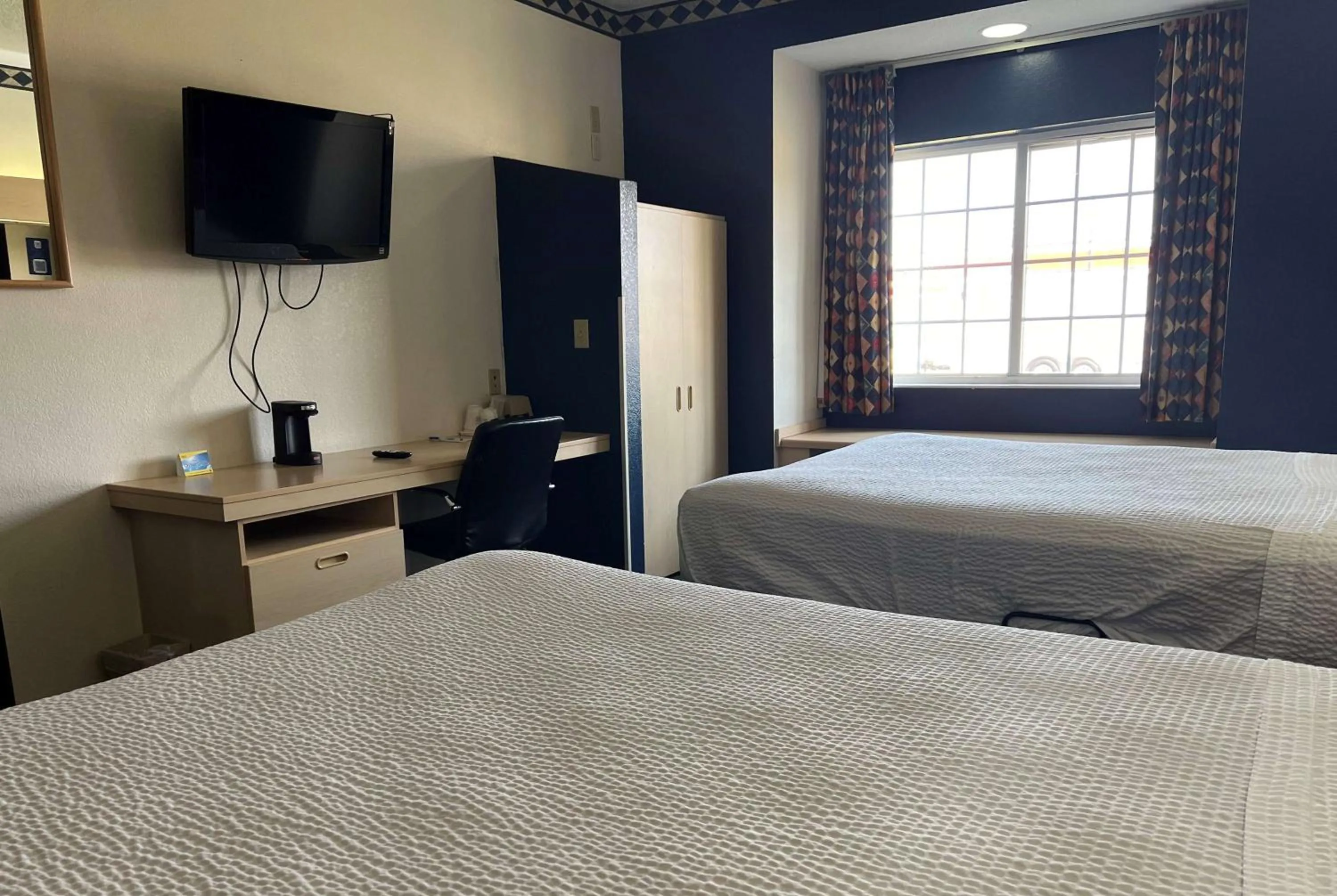 Photo of the whole room, Bed in Days Inn & Suites by Wyndham Hutchinson