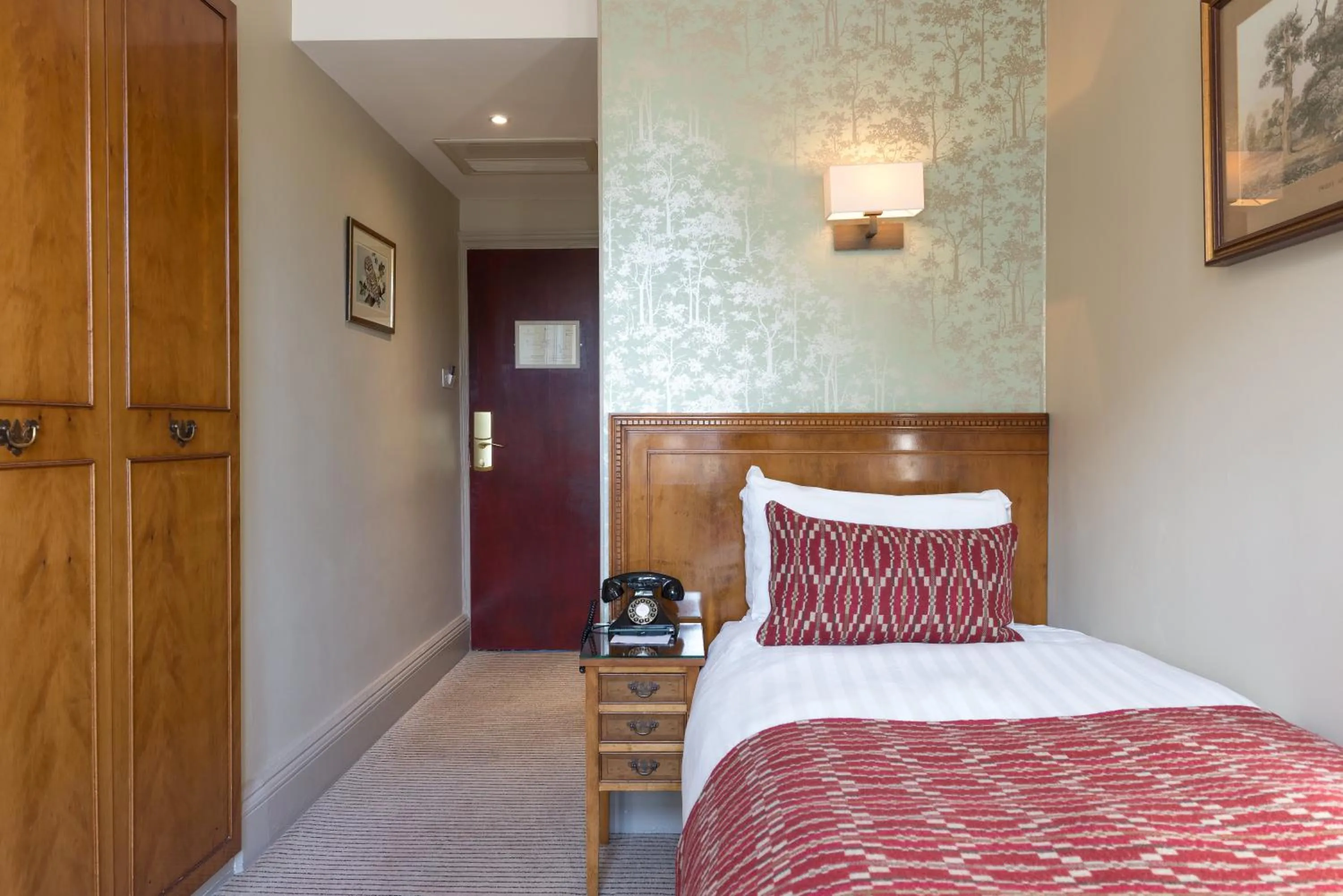 Bedroom, Bed in The Crown Manor House Hotel