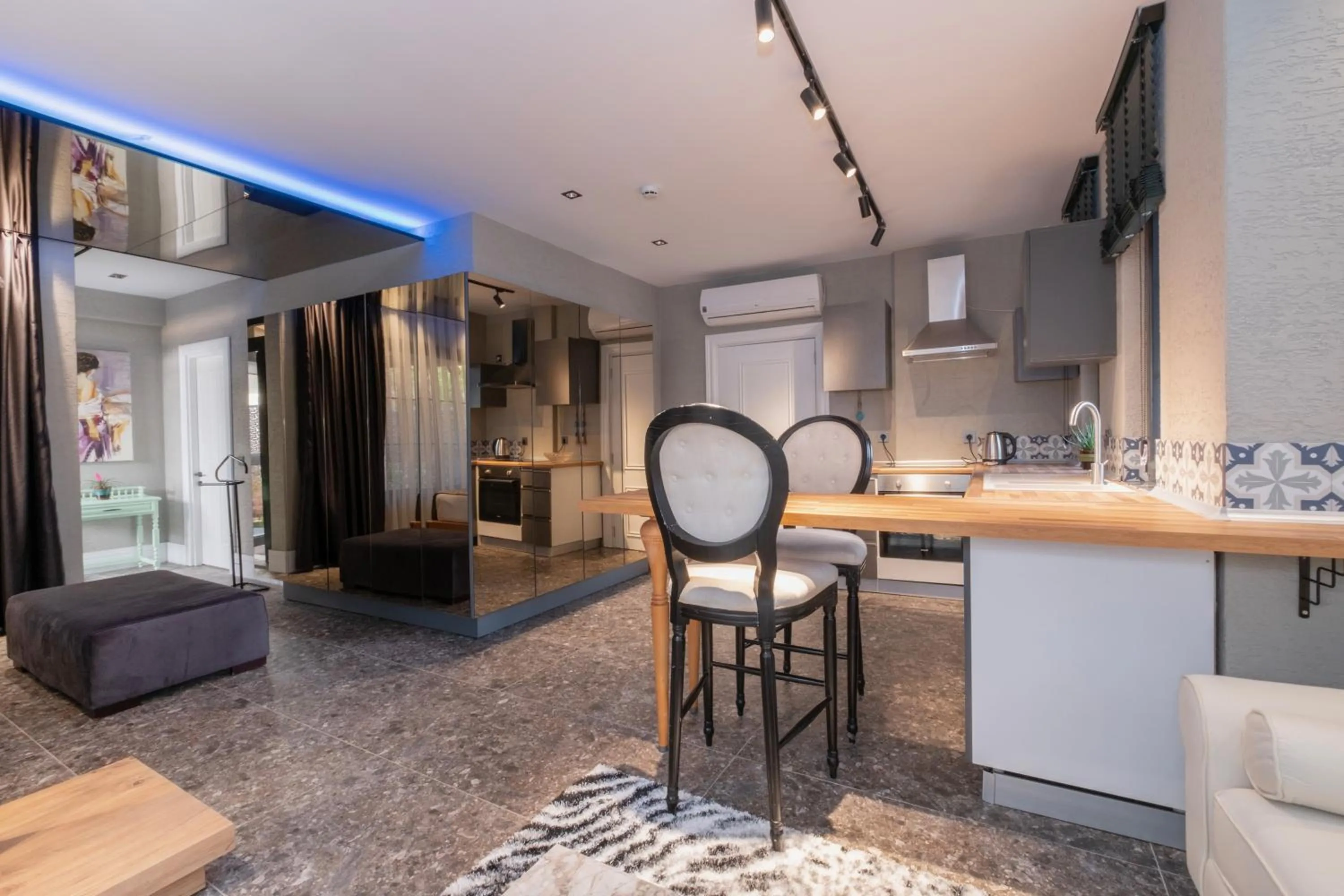 Kitchen or kitchenette in Wolf Suites