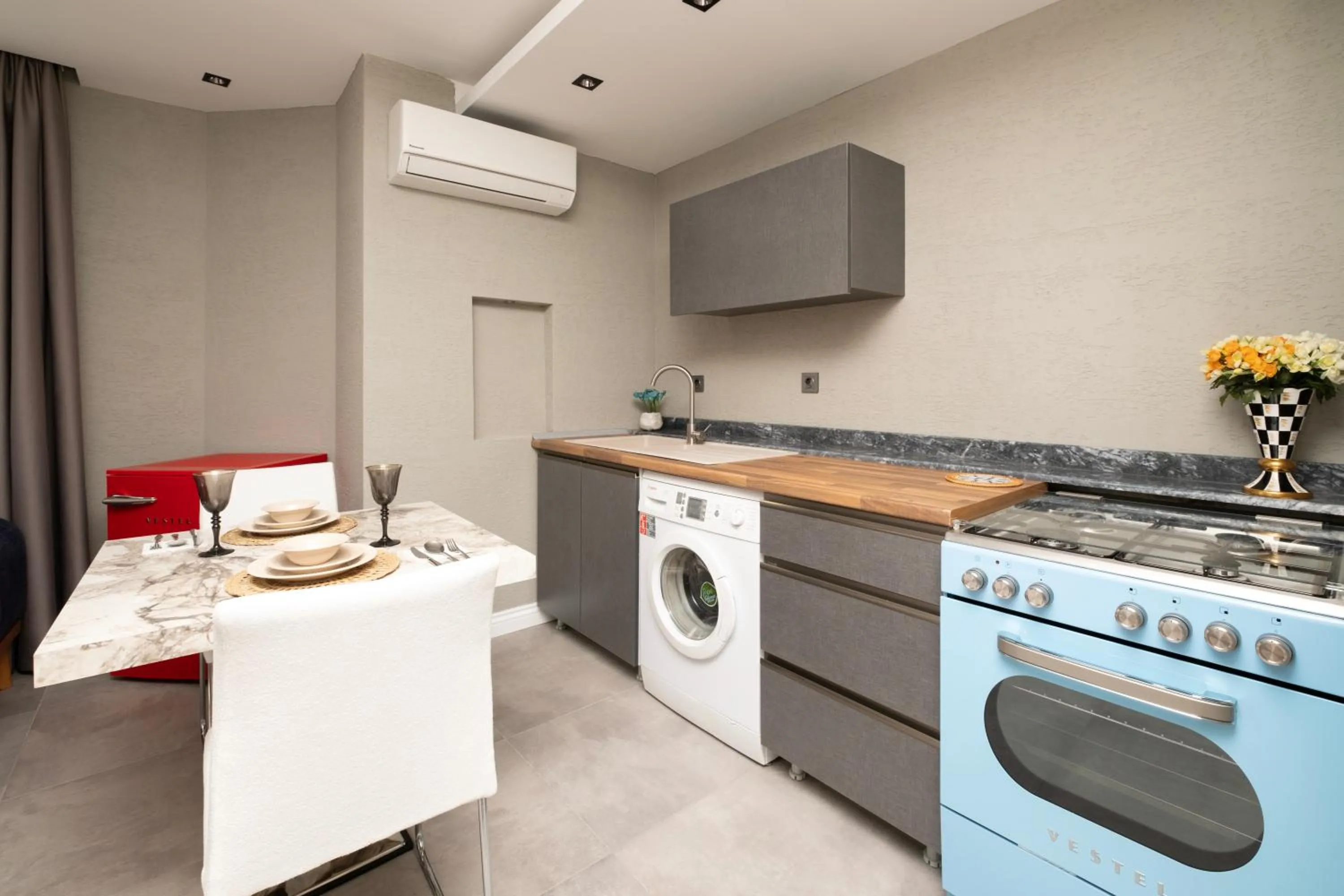 Kitchen or kitchenette in Wolf Suites