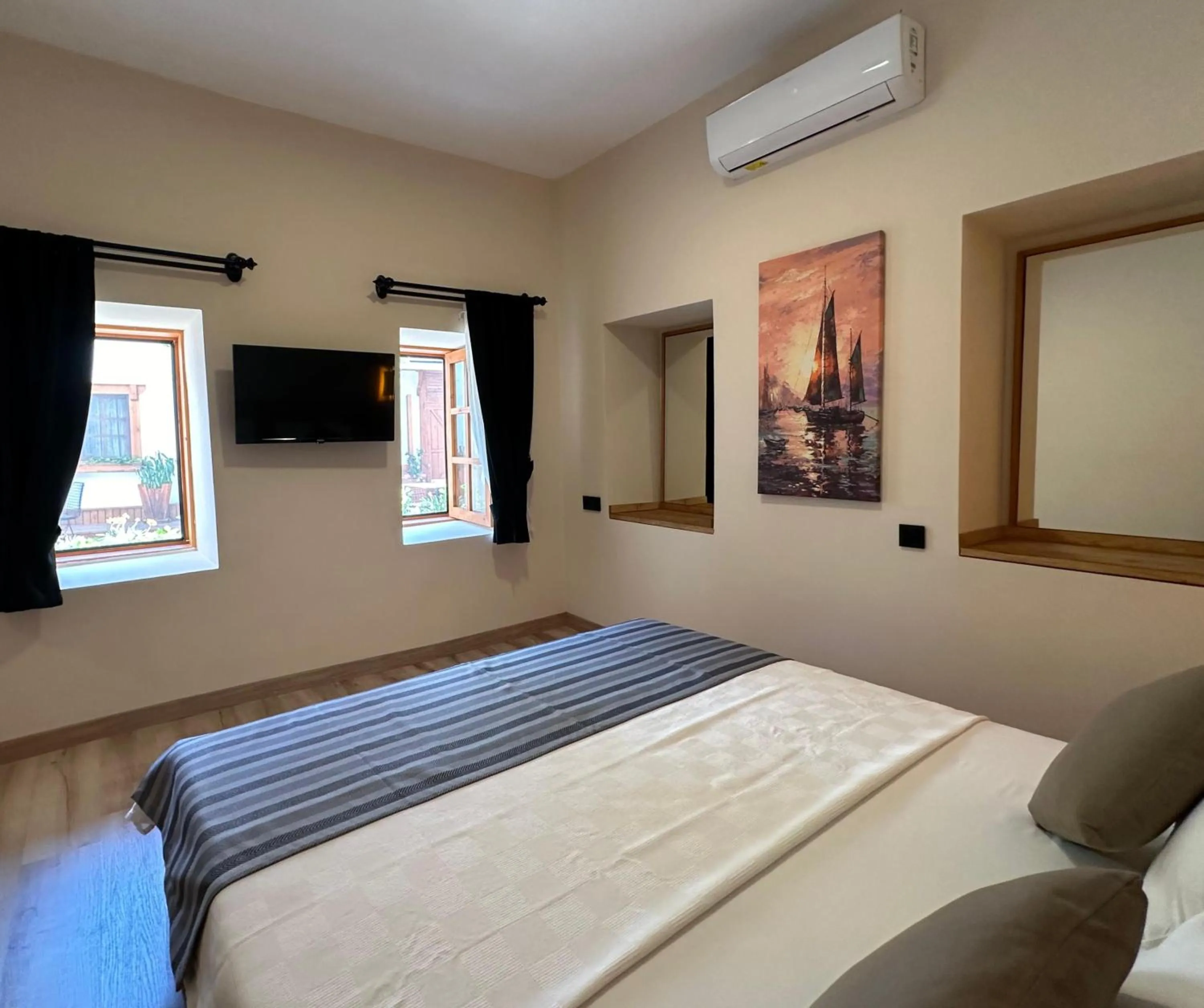 Photo of the whole room, Bed in Bodrum Konağı