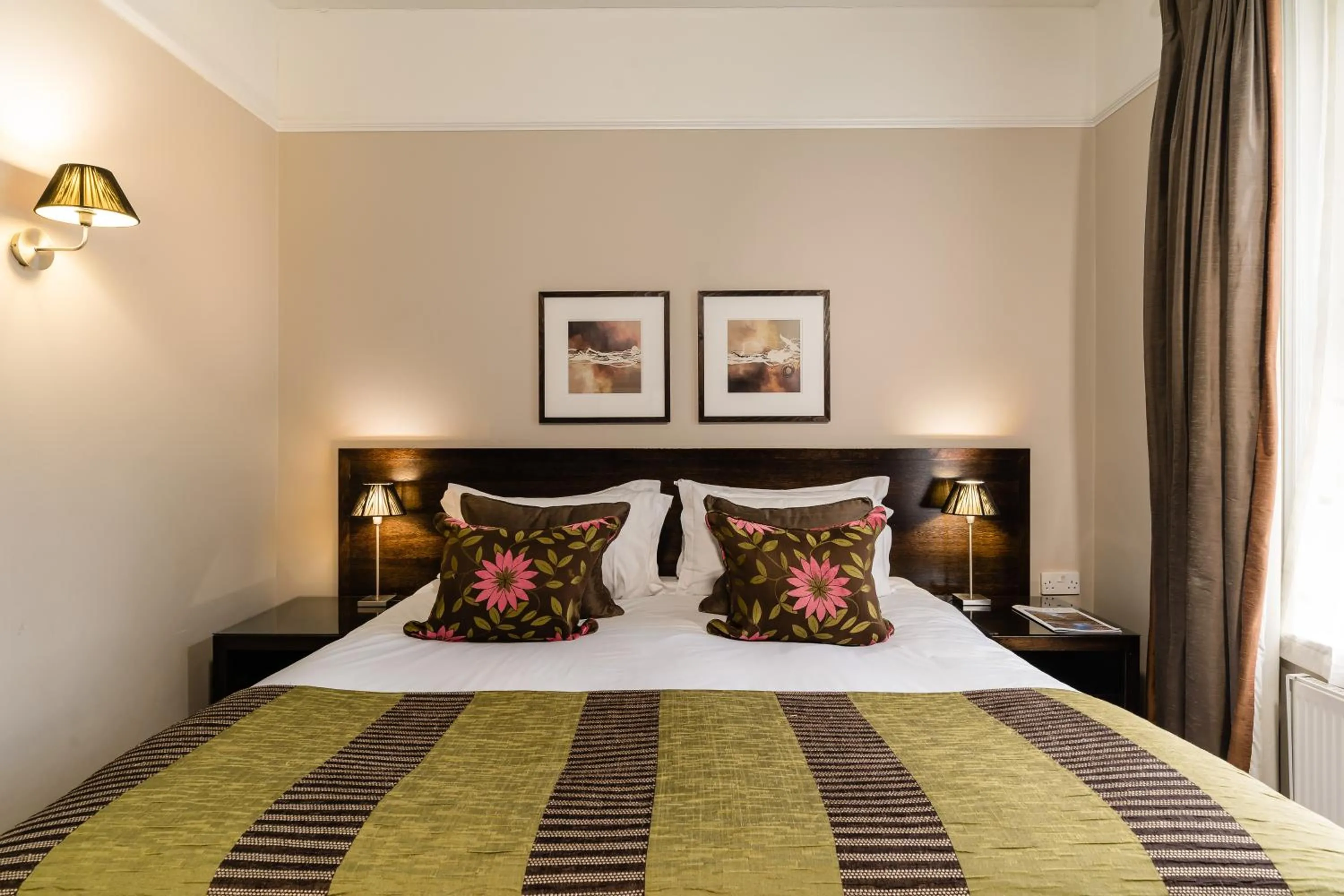 Bedroom, Bed in Forest Lodge Hotel