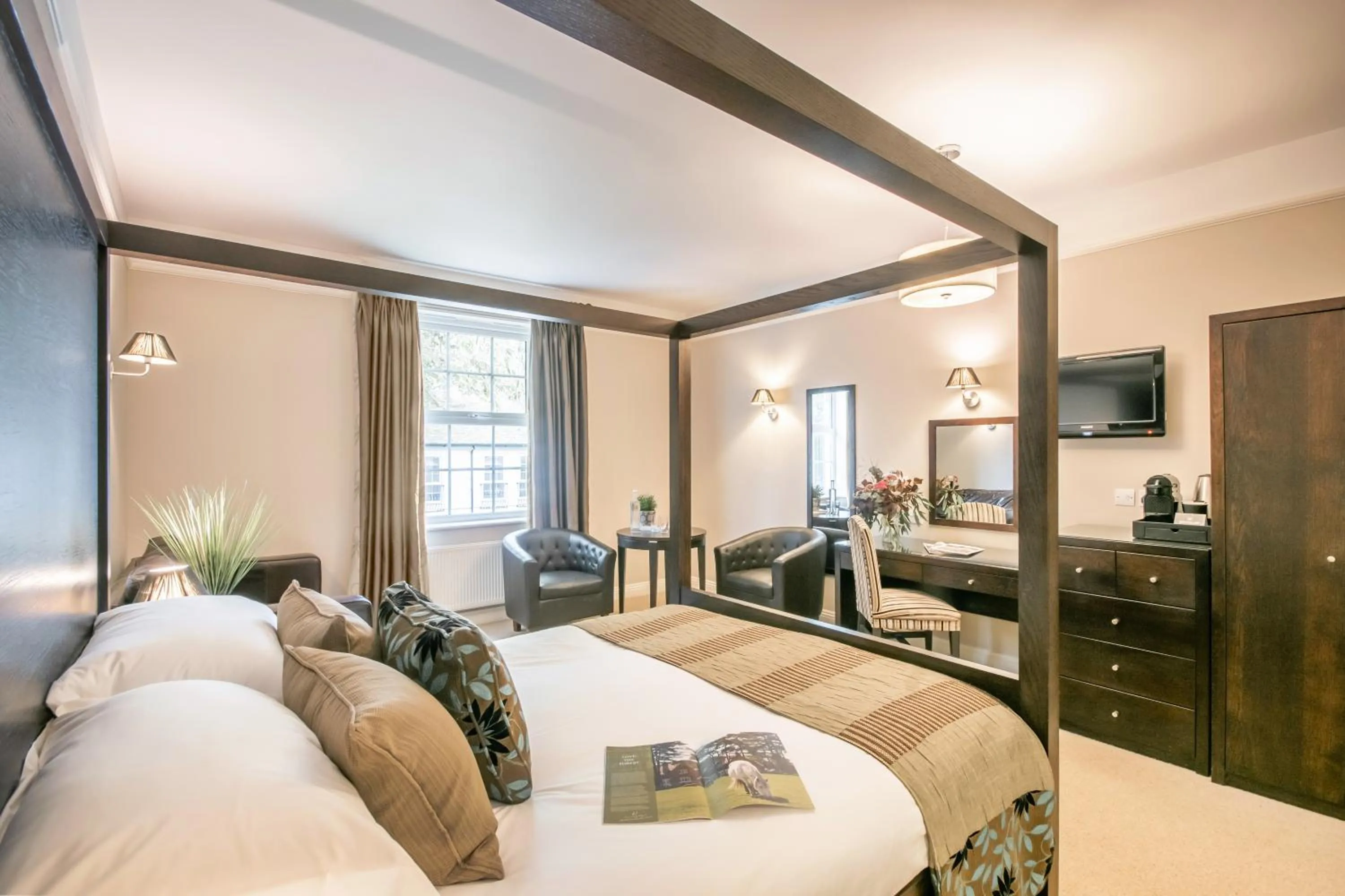 Bedroom, Bed in Forest Lodge Hotel