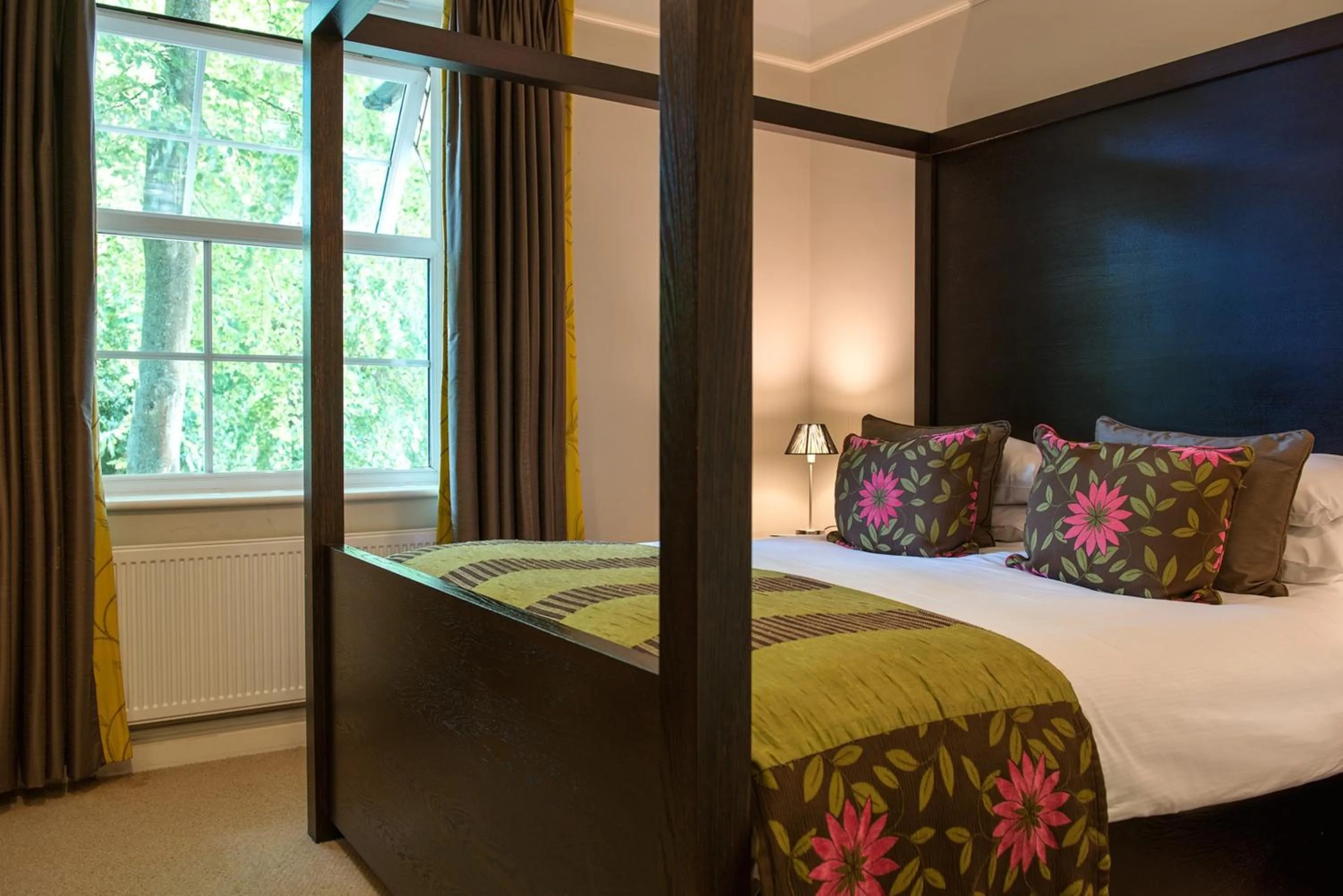 Bedroom, Bed in Forest Lodge Hotel