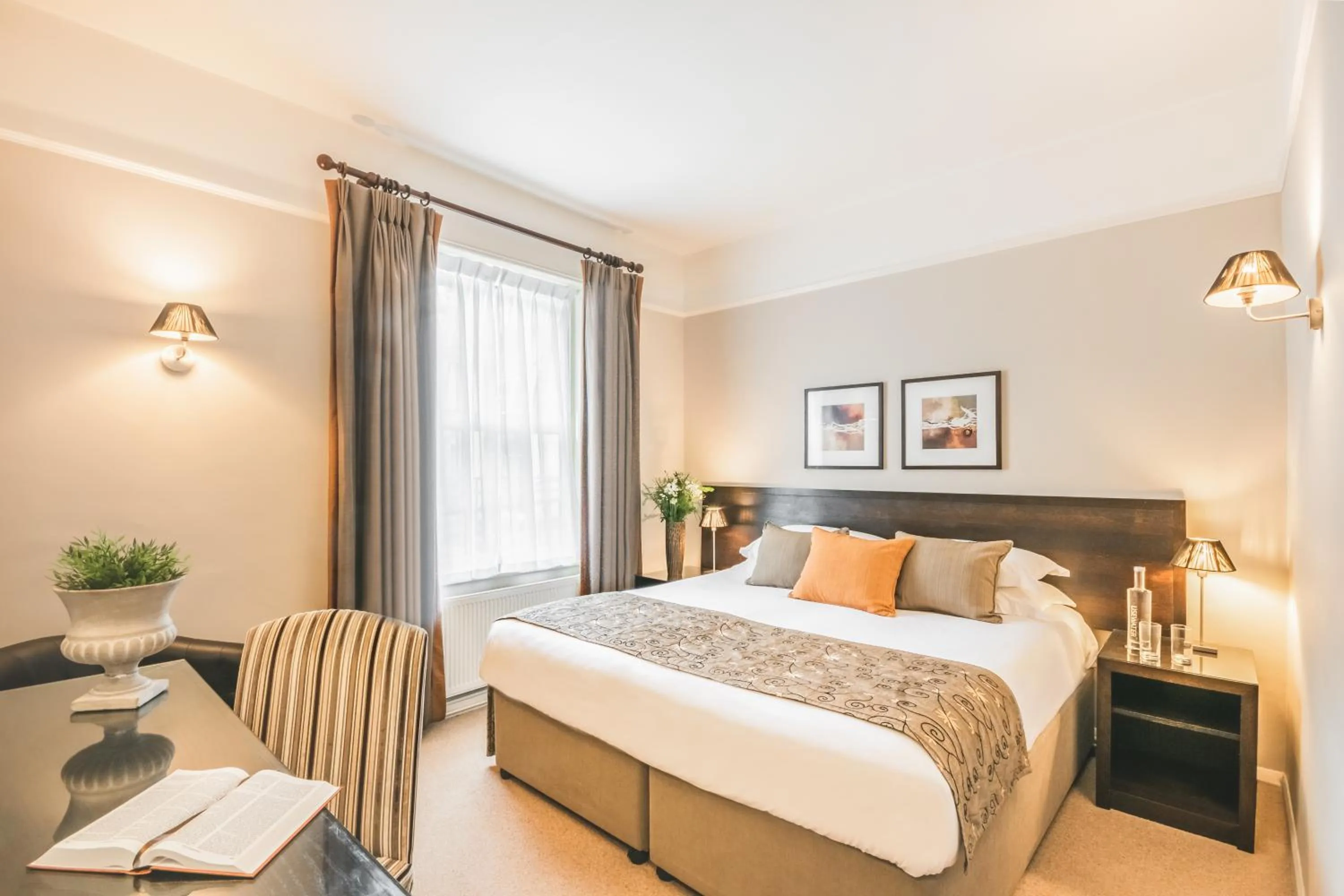 Bedroom, Bed in Forest Lodge Hotel