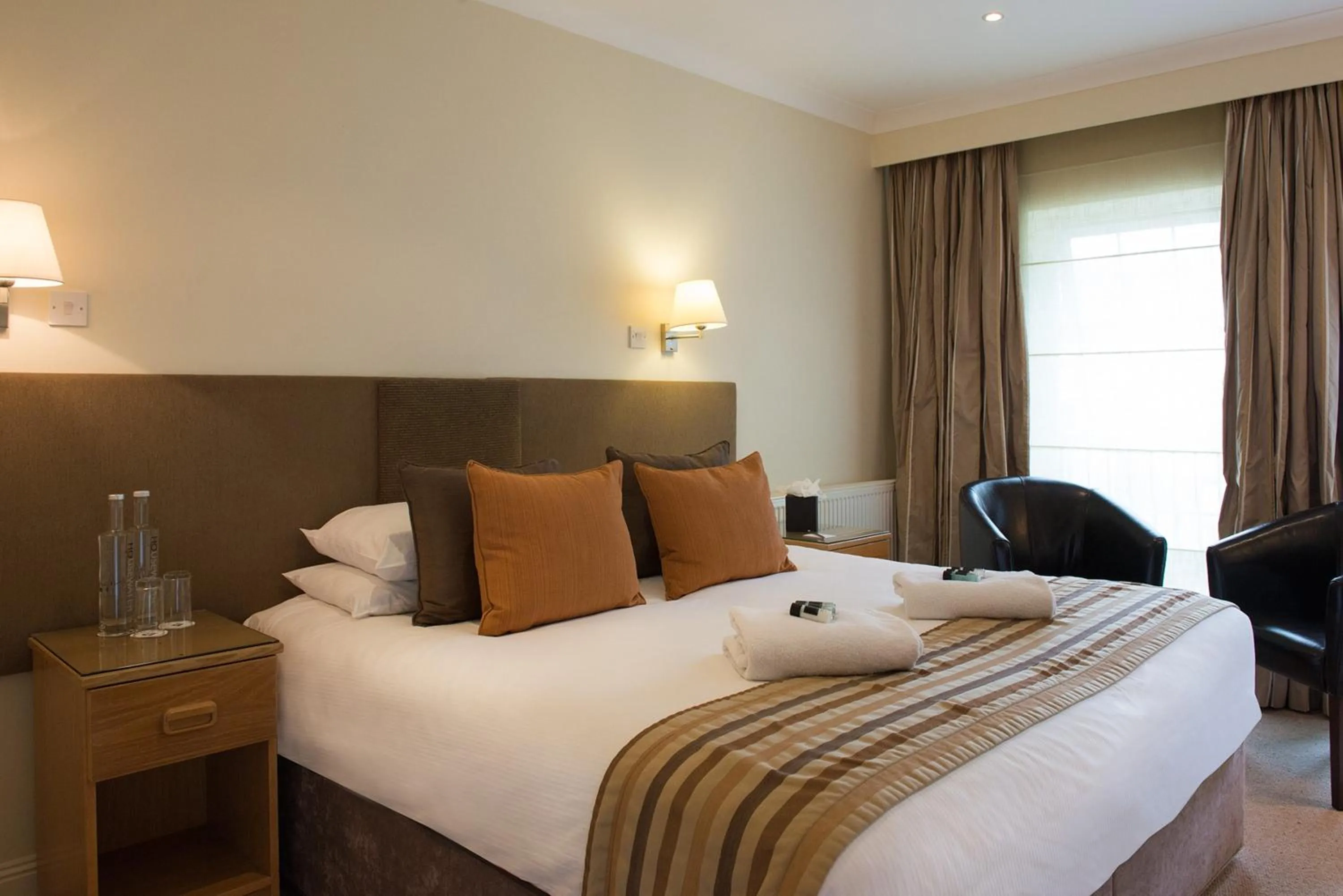 Bedroom, Bed in Forest Lodge Hotel