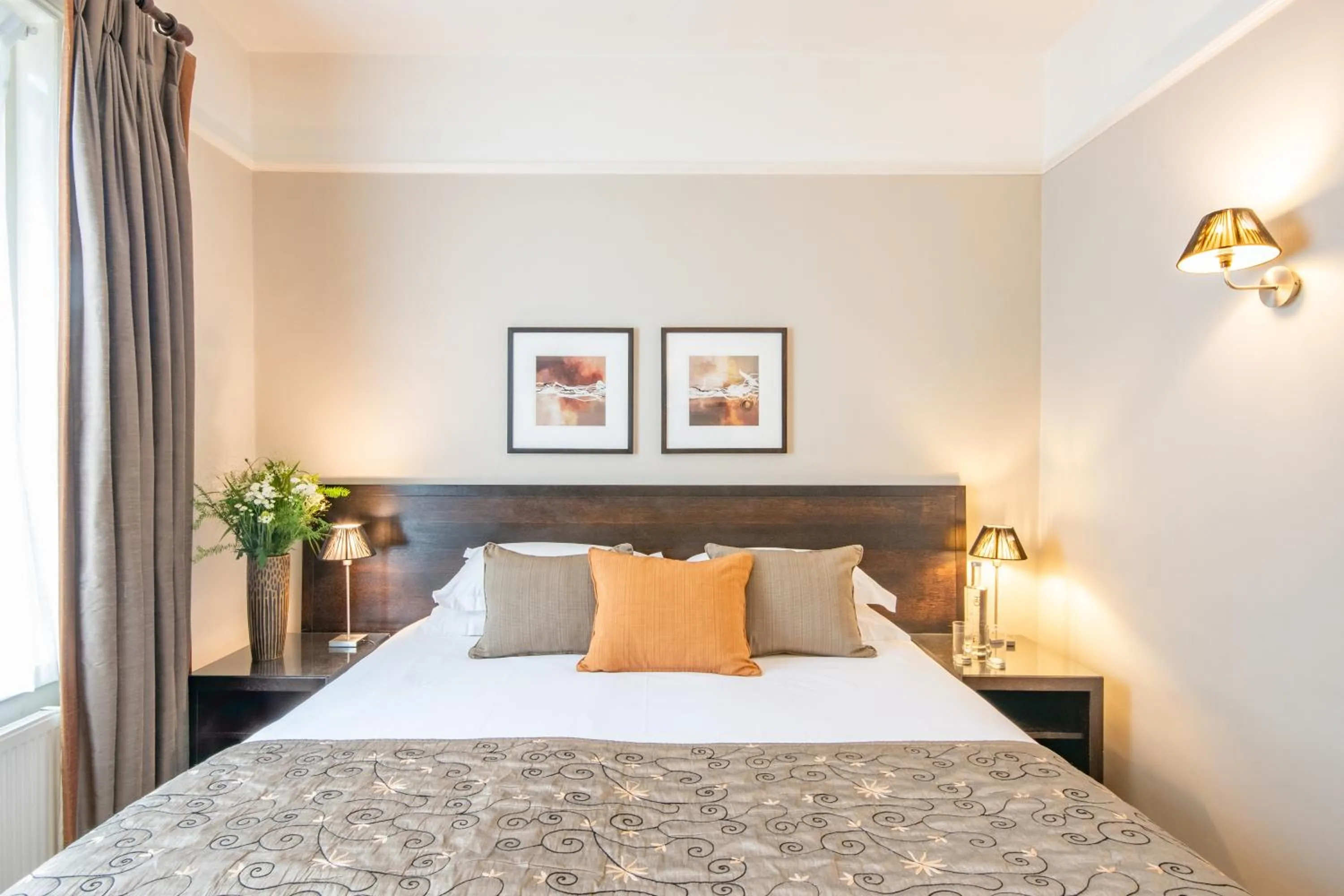 Bedroom, Bed in Forest Lodge Hotel