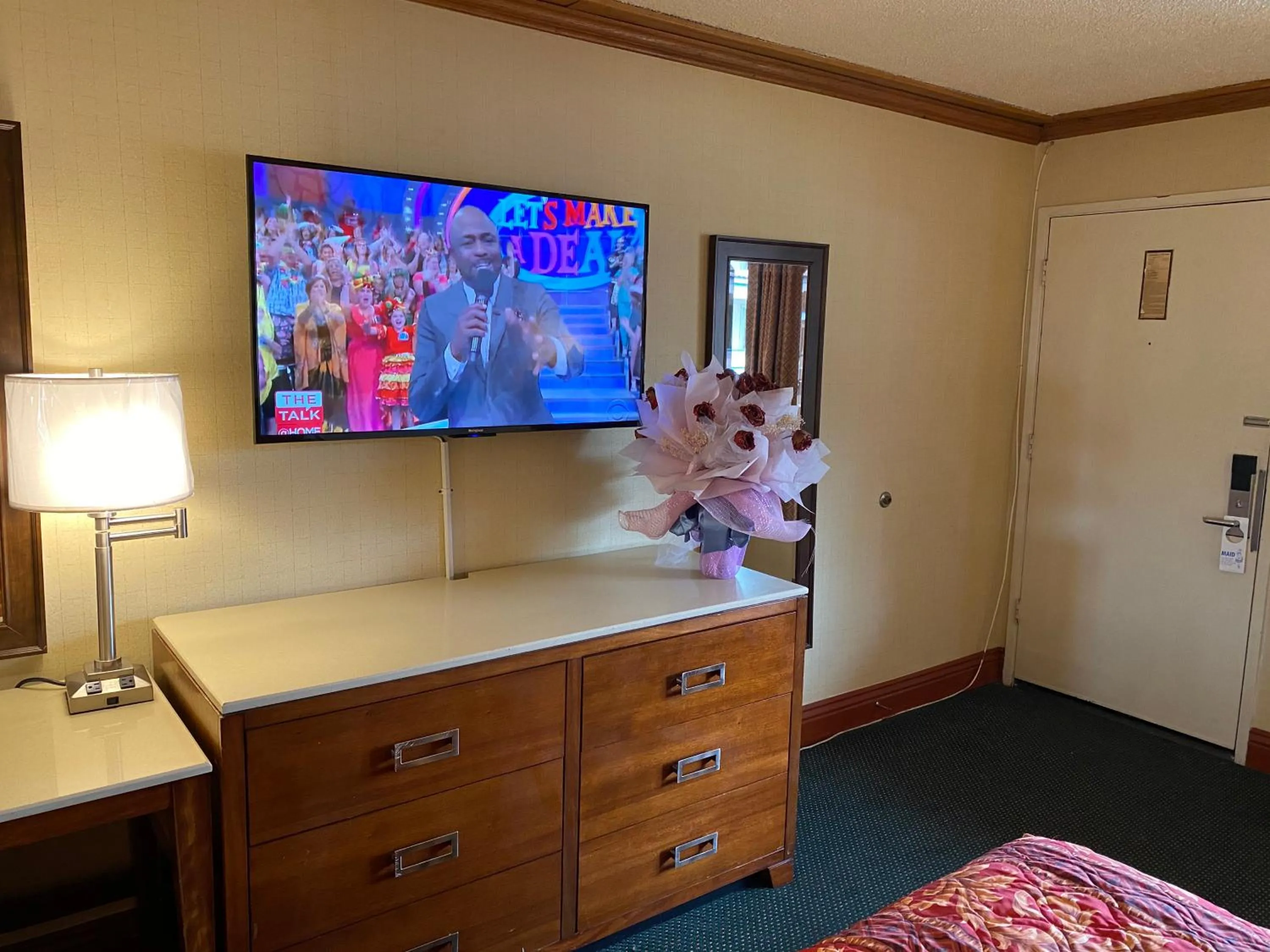 Communal lounge/ TV room, Bed in New Century Inn