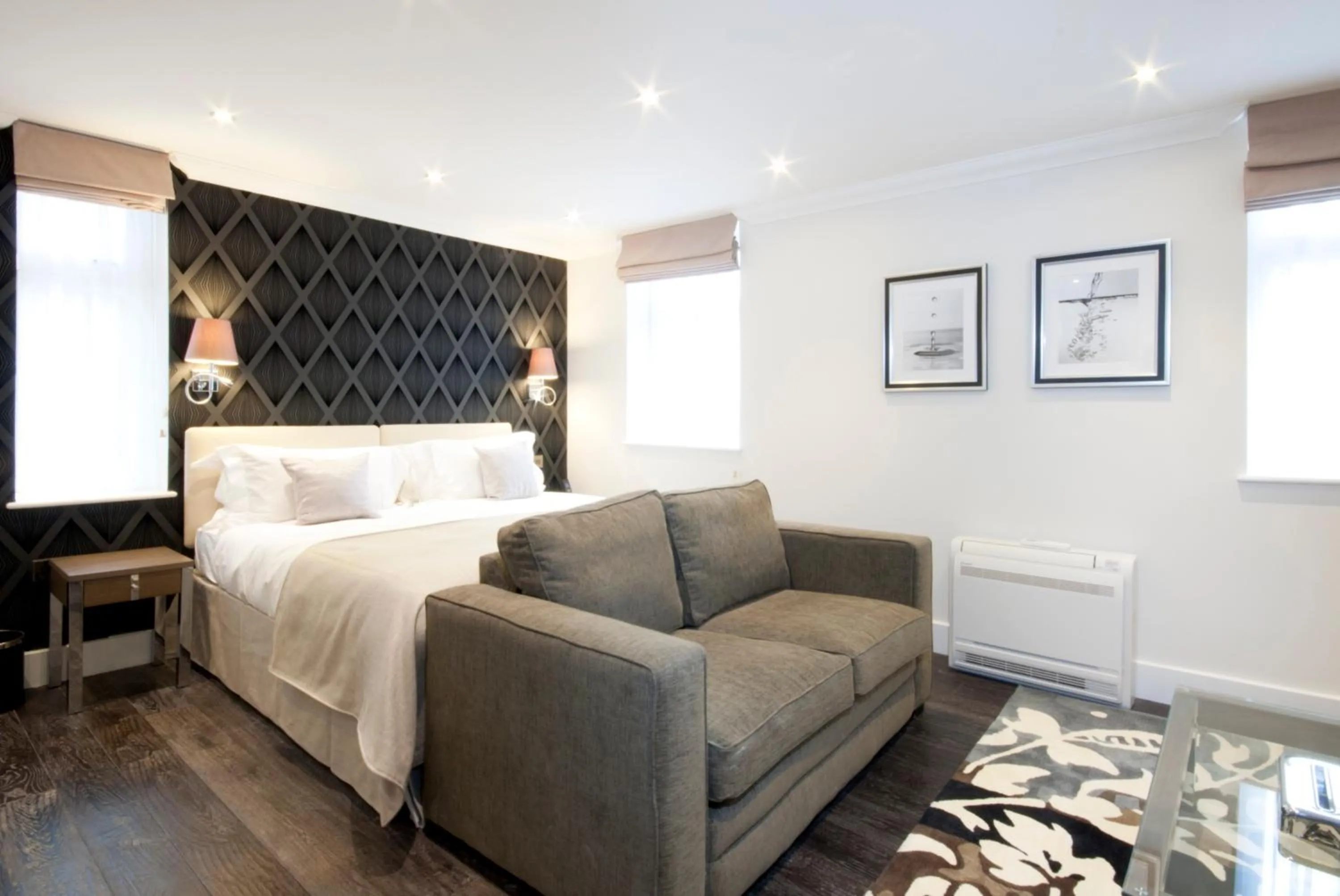 Bedroom, Bed in Ashburn Court Apartments