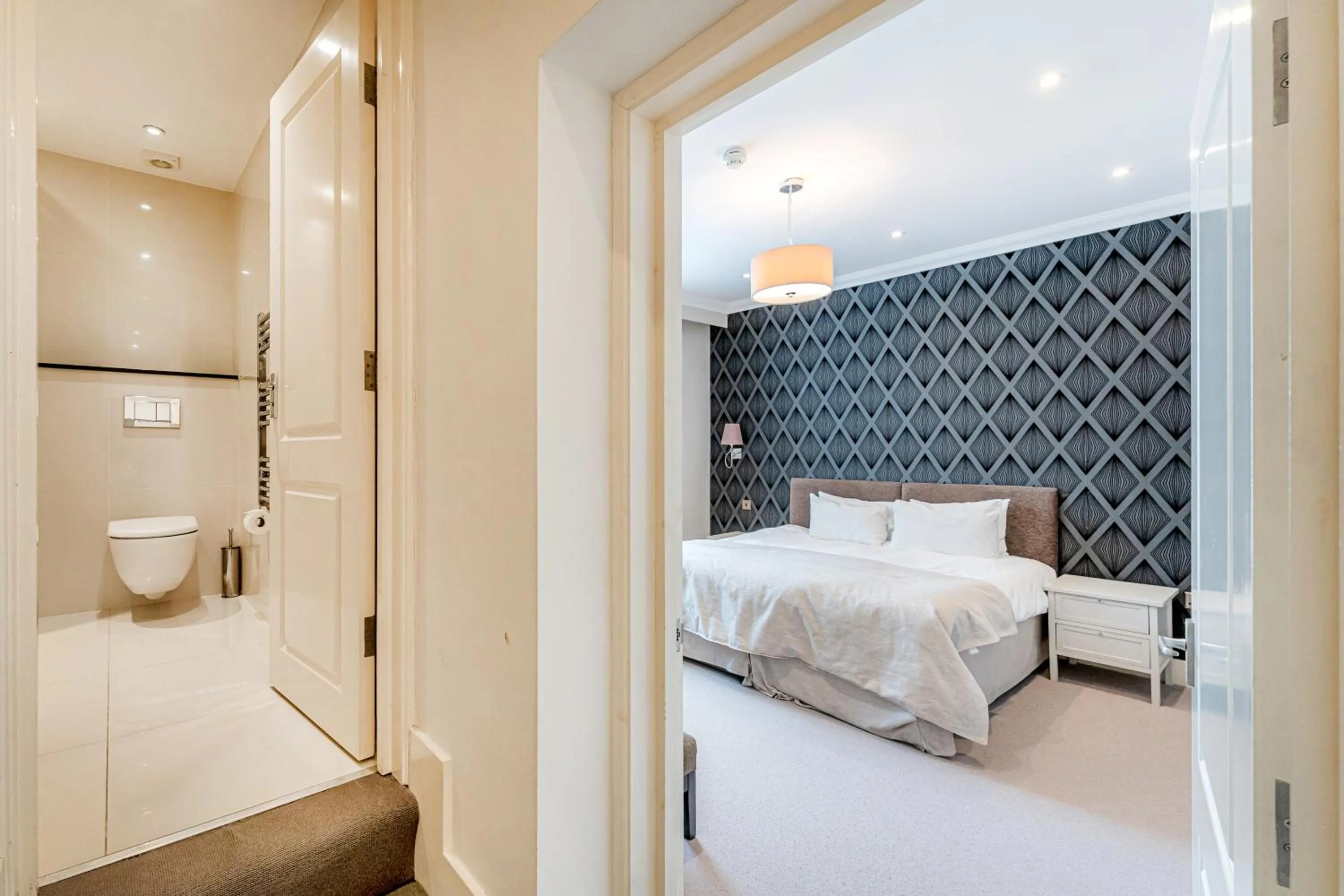 Bedroom, Bed in Ashburn Court Apartments