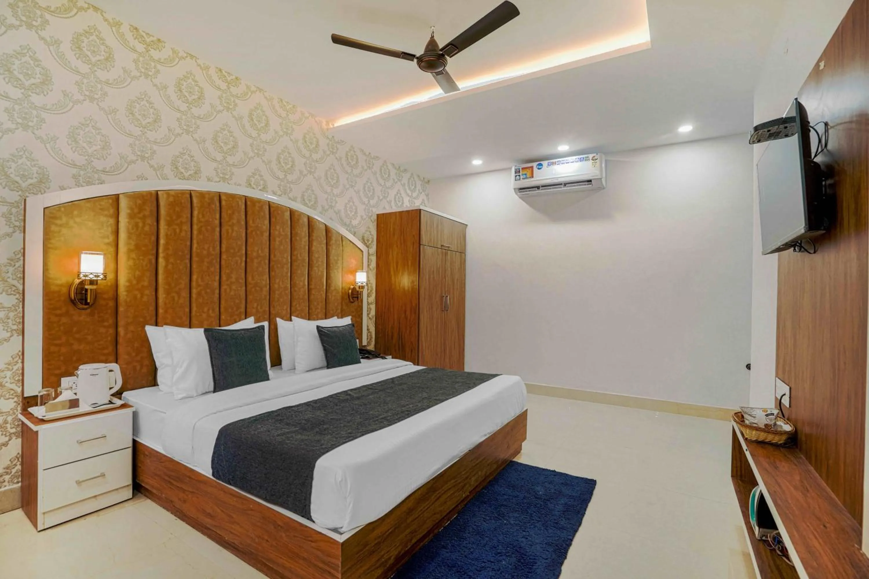 Photo of the whole room, Bed in Hotel Paras Chandigarh Zirakpur